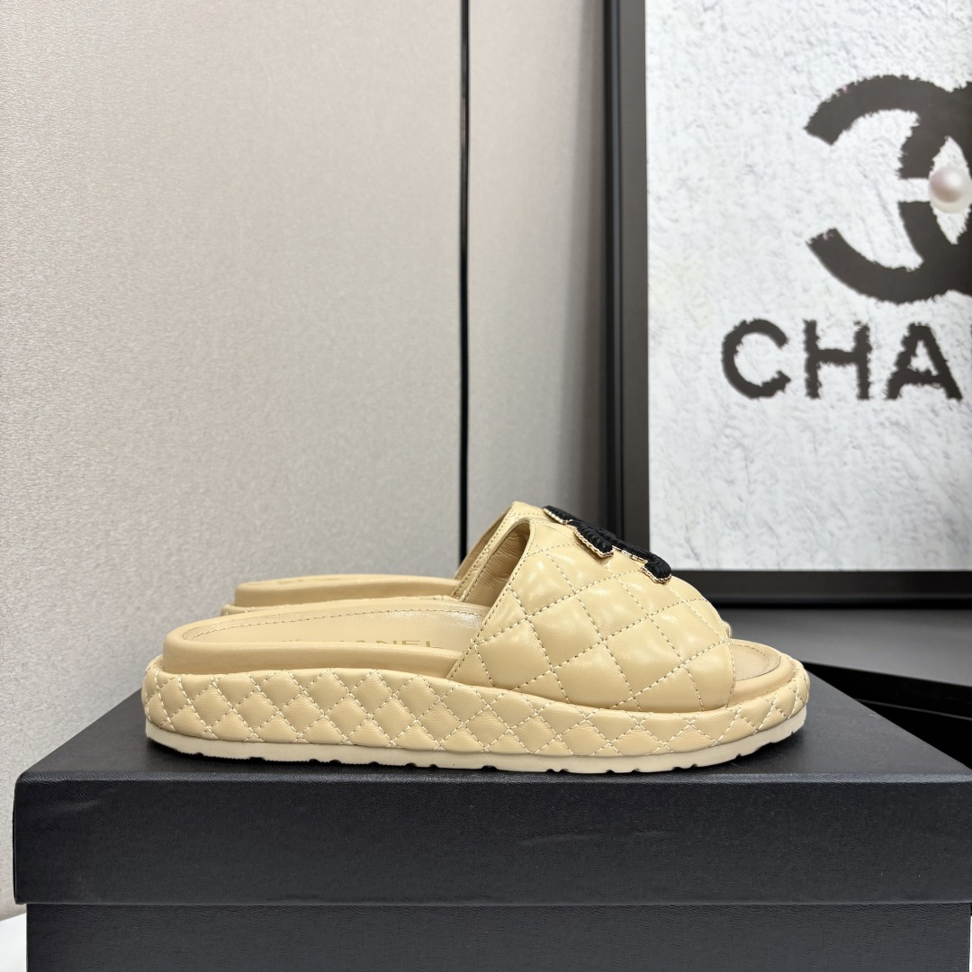 NO:251587,CHANEL Chanel C-home small fragrance thick-soled diamond-shaped slippers are eternal classics in the fashion industry. The iconic double C and bow elements are symbols of luxury and elegance, and you can be moved at a glance. Various colors and materials are suitable for different dressing scenes, and you can easily control whether it is a casual street or a delicate party. High-quality materials are matched with exquisite craftsmanship, comfortable feet, and show excellent quality. With it, every step you take is a fashion. Sheepskin, sheepskin, foam sole, 35-39 (40.41 set), slippers, chanel, chanel, chanel, slippers, sheepskin19860909CHANEL香奈儿c家小香风厚底菱格拖鞋,时尚界永恒的经典.标志性双C 与蝴蝶结元素,是奢华与优雅的象征,一眼便心动.多样色彩与材质,适配不同穿搭场景,无论是休闲出街还是精致聚会,都能轻松驾驭.优质选材搭配精湛工艺,脚感舒适,彰显卓越品质.拥有它,踏出的每一步皆是风尚.羊皮面,羊皮里,发泡底,35-39（40.41定）,拖鞋,chanel,chanel,chanel,slippers,sheepskin,Women's Shoes