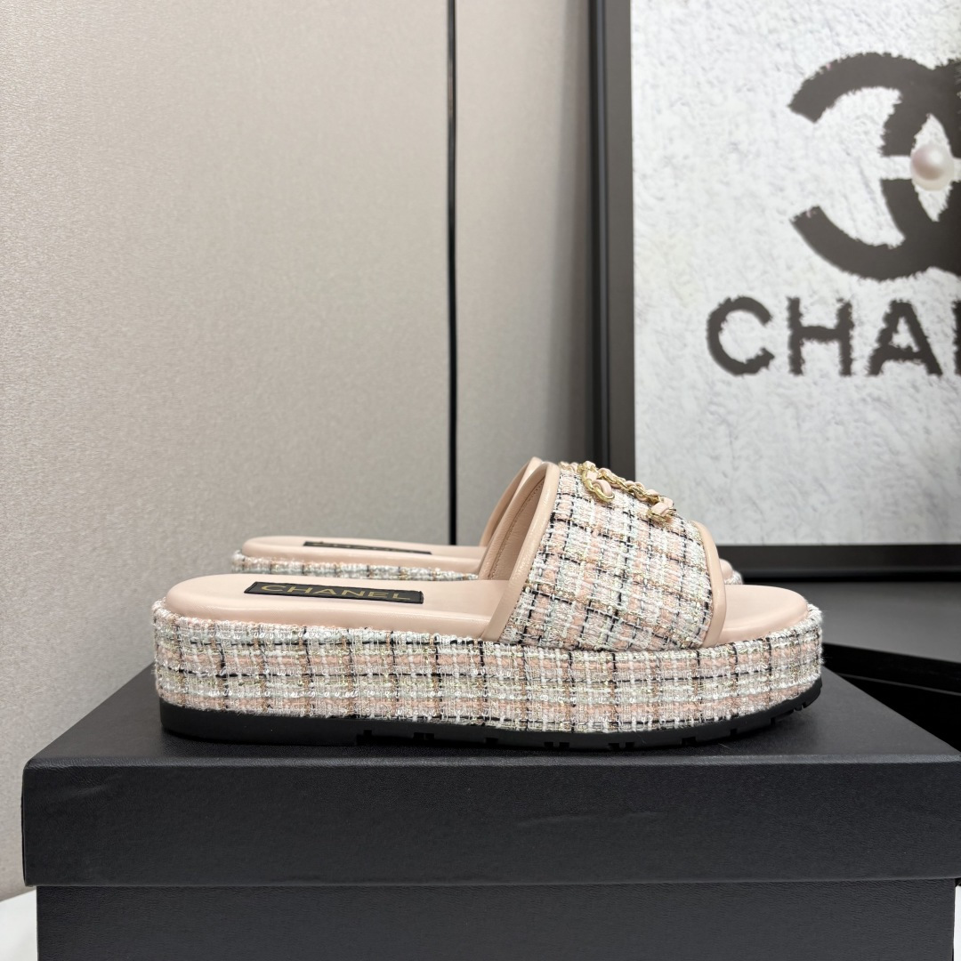NO:251583,C-home CHANEL Chanel thick-soled slippers are coming, with classic double C metal buckles, luxury and style coexisting. With a light button, it is Chanel's unique elegant attitude. The iconic tweed material is delicate in texture and high-quality texture, and every step is a high-end style. The thick-soled design not only lengthens the leg lines, allowing you to easily have supermodel proportions, but also brings a comfortable height-enhancing experience. Whether it is matched with a simple dress, it shows gentleness and romance; or it is combined with casual jeans to create a casual street style, it can perfectly adapt. 35-39 (40.41), slippers, chanel, chanel, chanel, slippers, skirts, jeans19860909c家CHANEL香奈儿厚底拖鞋来袭,经典双C金属扣,奢华与格调并存,轻轻一扣,便是香奈儿独有的优雅态度.标志性粗花呢材质,纹理细腻,质感上乘,每一步都踏出高级风尚. 厚底设计,不仅拉长腿部线条,让你轻松拥有超模比例,还带来舒适的增高体验.无论是搭配简约连衣裙,尽显温柔浪漫；还是与休闲牛仔裤组合,打造随性街头风,它都能完美适配.35-39（40.41定）,拖鞋,chanel,chanel,chanel,slippers,skirts,jeans,Women's Shoes