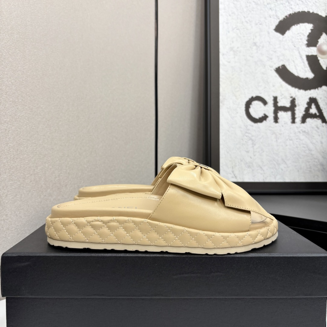 NO:251579,CHANEL Chanel C-home small fragrance thick-soled diamond-shaped slippers are eternal classics in the fashion industry. The iconic double C and bow elements are symbols of luxury and elegance, and you can be moved at a glance. Various colors and materials are suitable for different dressing scenes, and you can easily control whether it is a casual street or a delicate party. High-quality materials are matched with exquisite craftsmanship, comfortable feet, and show excellent quality. With it, every step you take is a fashion. Sheepskin, sheepskin, foam sole, 35-39 (40.41 set), slippers, chanel, chanel, chanel, slippers, sheepskin19860909CHANEL香奈儿c家小香风厚底菱格拖鞋,时尚界永恒的经典.标志性双C 与蝴蝶结元素,是奢华与优雅的象征,一眼便心动.多样色彩与材质,适配不同穿搭场景,无论是休闲出街还是精致聚会,都能轻松驾驭.优质选材搭配精湛工艺,脚感舒适,彰显卓越品质.拥有它,踏出的每一步皆是风尚.羊皮面,羊皮里,发泡底,35-39（40.41定）,拖鞋,chanel,chanel,chanel,slippers,sheepskin,Women's Shoes