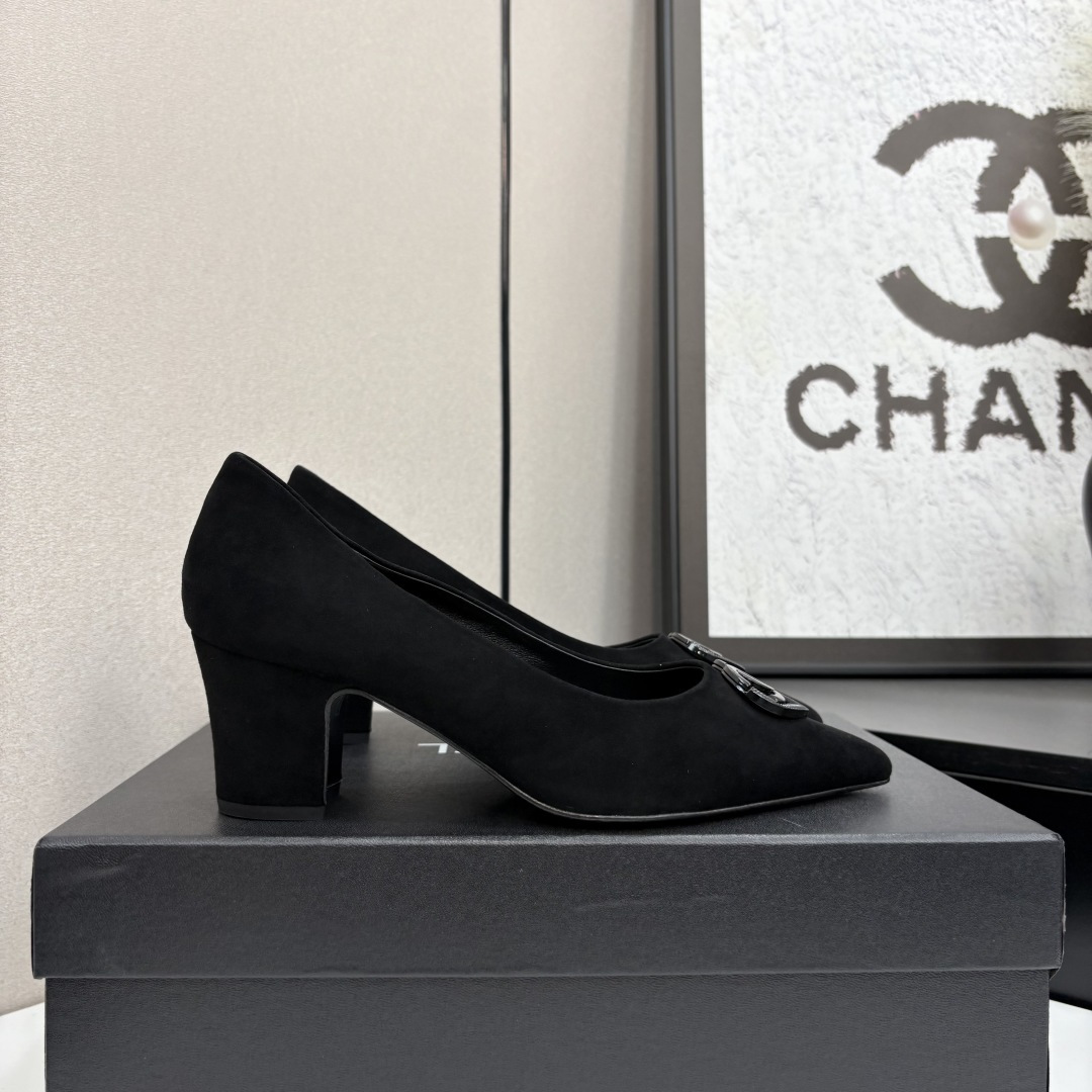 NO:251575,2025★★★★★★ Many celebrities are here to watch, a versatile series that domestic and foreign bloggers are popular. A must-have for spring and summer wardrobe matching. Sandals are the first choice. Upper cowhide inner lining: imported crystal sheepskin lining, original mold-open custom leather sole Shoe size: 35-39 (40, 41, customized without return) Delivery luxury latest counter synchronous packaging, sandals, sandals, cowhide, sheepskin, Leather soles198609092025★★★★★ 众多明星网红上脚,国内外博主刷爆的一个百搭系列,春夏衣橱搭配必备 凉鞋首选. 鞋面牛皮  内里: 进口水晶羊皮内里 大底原版开模定制真皮大底 鞋码: 35-39（40、41、定做不退换） 配送豪华最新专柜同步包装,凉鞋单鞋,sandals,cowhide,sheepskin,Leather soles,Women's Shoes