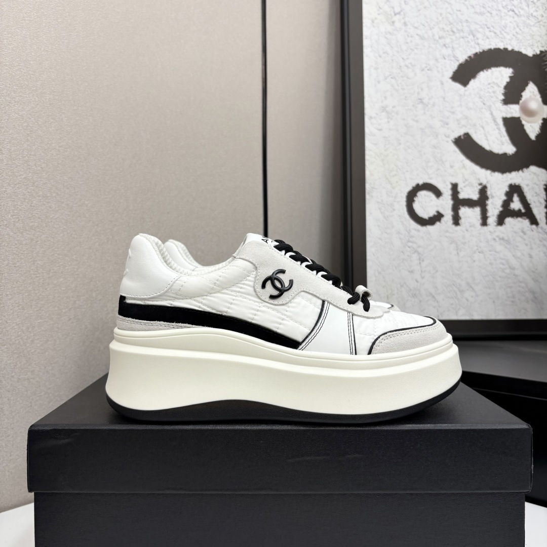 NO:239776,Chanel Chanel Panda Shoes!  Top casual sneakers for the 2025 counter This classic design; the upper is crafted and electric embroidered with various craftsmanship; the sole is fashionable and sporty; it is an extraordinary variety of color matching elements... The diversified mix and match is very beautiful and versatile, casual, fashionable, sports, and outdoors can be taken into account... Go material The upper uses original imported silk cowhide   original tarp   original head cowhide The inner uses original sheepli   net Outsole based on original TPU combination sole The counter is boutique packaging for women 35–41, casual shoes/sports shoes, chanel, chanel, sneakers, cowhide19860909Chanel香奈儿熊猫鞋！2025专柜顶级休闲款运动鞋 这款经典设计；鞋面多种工艺电绣的风格；大底却时尚运动；不平凡的拥入了多种配色元素…… 多元化混搭非常好看百搭,休闲,时尚,运动,户外都能兼顾…… Go 材料 鞋面采用 原版进口头层丝绸牛皮 原版防水布 原版头层牛皮 内里采用 原版羊里 网 大底根据 原版TPU组合大底 专柜精品包装全套女35–41,休闲鞋/运动鞋,chanel,chanel,sneakers,cowhide,Women's Shoes