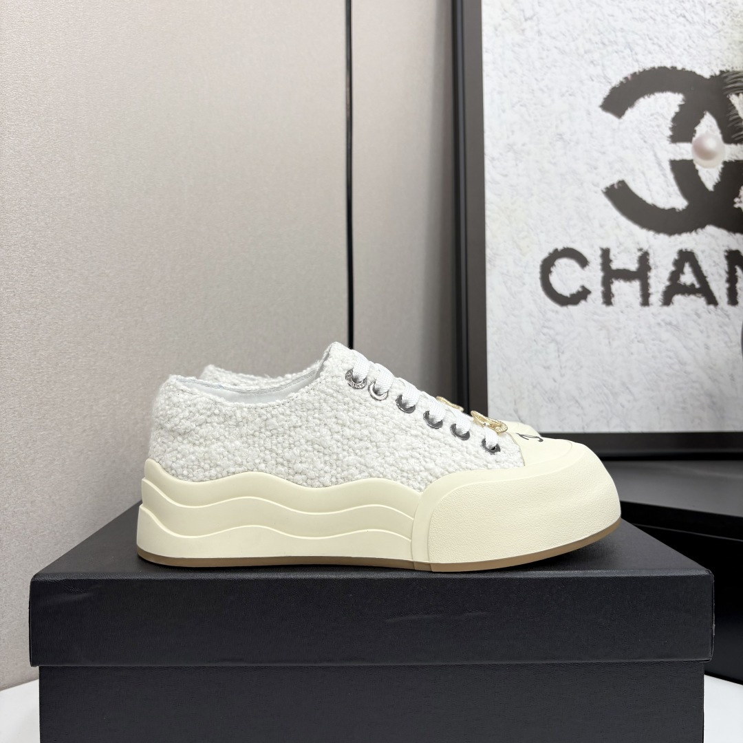 NO:239778,Chanel Chanel Panda Shoes!  Top casual sneakers for counter This classic design; the upper is made of electric embroidery styles; the sole is fashionable and sporty; it is an extraordinary variety of color matching elements... The diversified mix and match is very beautiful and versatile, casual, fashionable, sports, and outdoors can be taken into account... Go material The upper is made of original imported silk cowhide   original tarp   original head cowhide The inner is made of original sheepli   net Outsole based on original TPU combination sole The counter is made of high-quality packaging for women 35–41, casual shoes/sports shoes, chanel, chanel, sneakers, cowhide19860909Chanel香奈儿熊猫鞋！专柜顶级休闲款运动鞋 这款经典设计；鞋面多种工艺电绣的风格；大底却时尚运动；不平凡的拥入了多种配色元素…… 多元化混搭非常好看百搭,休闲,时尚,运动,户外都能兼顾…… Go 材料 鞋面采用 原版进口头层丝绸牛皮 原版防水布 原版头层牛皮 内里采用 原版羊里 网 大底根据 原版TPU组合大底 专柜精品包装全套女35–41,休闲鞋/运动鞋,chanel,chanel,sneakers,cowhide,Women's Shoes