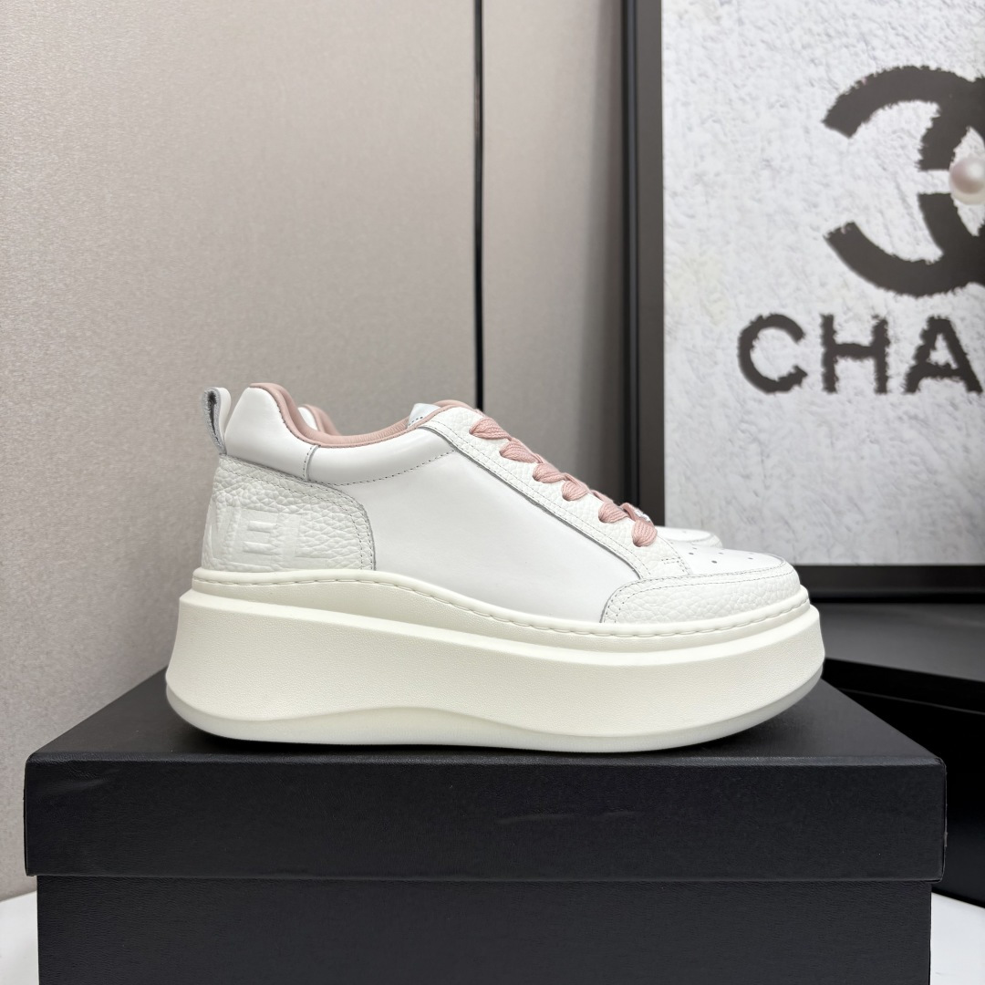 NO:239779,Chanel Chanel Panda Shoes!  Top casual sneakers for the 2025 counter This classic design; the upper is crafted and electric embroidered with various craftsmanship; the sole is fashionable and sporty; it is an extraordinary and has incorporated a variety of color matching elements... The diversified mix and match is very beautiful and versatile, casual, fashionable, sports, and outdoors can be taken into account... Go material The upper is made of original imported silk cowhide   original tarp   original head cowhide The inner part is made of original sheepli   net Outsole based on original TPU combination sole The counter is made of high-quality packaging for women 35–41, casual shoes/sports shoes, chanel, chanel, sneakers, cowhide19860909Chanel香奈儿熊猫鞋！2025专柜顶级休闲款运动鞋 这款经典设计；鞋面多种工艺电绣的风格；大底却时尚运动；不平凡的拥入了多种配色元素…… 多元化混搭非常好看百搭,休闲,时尚,运动,户外都能兼顾…… Go 材料 鞋面采用 原版进口头层丝绸牛皮 原版防水布 原版头层牛皮 内里采用 原版羊里 网 大底根据 原版TPU组合大底 专柜精品包装全套女35–41,休闲鞋/运动鞋,chanel,chanel,sneakers,cowhide,Women's Shoes