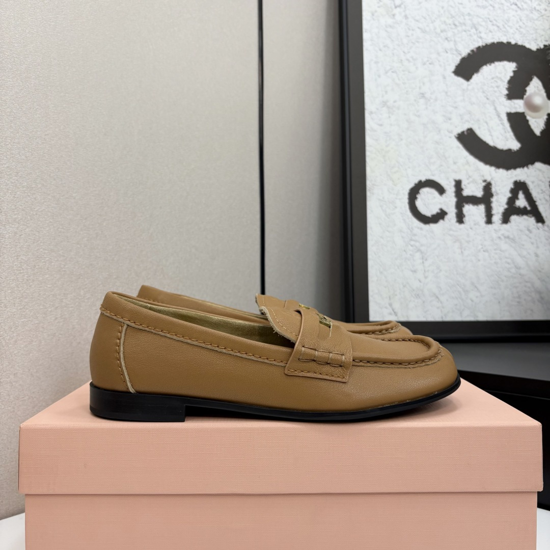 NO:239774,Miu Miu 25ss Spring and summer new square-toe loafers coin flat leather shoes The detailed design stands out among the many loafers. The overall shoe shape is smooth and delicate, not heavy at all, can completely expose the ankles, and the leg lines are better proportioned. A lucky penny $ is embedded in the middle leather groove of the upper, which is retro and fashionable. The overall shoe shape is smooth and delicate, not heavy at all, can completely expose the ankles, and the leg lines are better proportioned. Cowhide upper, inner foot pad lambskin, original open molded TPU sole, wear-resistant and non-slip size 35-40 (40 custom made without return or exchange), loafers, miumiu, loafers, cowhide, sheepskin19860909Miu Miu 25ss 缪缪春夏新款 方头乐福鞋硬币平底小皮鞋 细节的设计在一众乐福鞋中脱颖而出,整体鞋型圆滑秀气,一点不笨重,可以完全露出脚踝处,称得腿部线条比例较好 鞋面中间皮革凹槽处嵌入了一枚lucky便士$,戳人的细节复古又时髦 整体鞋型圆滑秀气,一点不笨重,可以完全露出脚踝处,称得腿部线条比例较好. 鞋面牛皮 内里垫脚小羊皮 鞋底原版开模TPU大底耐磨防滑 码数35-40（40定做不退换）,乐福鞋,miumiu,loafers,cowhide,sheepskin,Women's Shoes