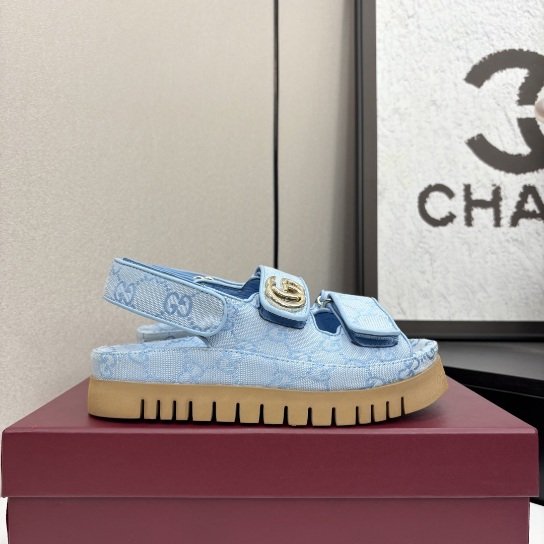 NO:239772,Step on the clouds and wind blows every step!  A must-have thick-soled sandal this summer, so that you can reach a new level of beauty!  Still worried about height?  Still struggling with matching?  These thick-soled women's sandals will solve all your troubles at once!  ** Take a look at the highlights first, comfortable and high-end, easy to have long legs!  Thickened sole design, lengthen the leg lines, instantly enhance the aura, allowing you to stand out from the crowd!  Versatile and fashionable, easy to control various styles!  Whether it is a sweet skirt or a cool pants, it can be perfectly matched and easily wear it to create a fashionable feeling!  High-quality material, comfortable, breathable and not stuffy!  Selected high-quality materials, soft and comfortable, good breathability, and will not feel stuffy even if worn for a long time. It is anti-slip and wear-resistant, making it more secure to walk!  The sole has an anti-slip texture design, strong grip, and you are not afraid of slipping on rainy days, making you take every step steadily and confidently. This thick-soled sandal is your must-have item this summer!  Code 35-40, sandals, sandals, skirts19860909踩上云端,步步生风！今夏必备厚底凉鞋,让你美出新高度！ 还在为身高烦恼？还在为搭配纠结？这款厚底女装凉鞋,一次性解决你的所有困扰！ ** 亮点抢先看 舒适增高,轻松拥有大长腿！加厚鞋底设计,拉长腿部线条,瞬间提升气场,让你在人群中脱颖而出！ 百搭时尚,轻松驾驭各种风格！无论是甜美裙装还是酷帅裤装,都能完美搭配,轻松穿出时尚感！ 优质材质,舒适透气不闷脚！精选优质材料,柔软舒适,透气性好,即使长时间穿着也不会感到闷热. 防滑耐磨,行走更安心！鞋底防滑纹路设计,抓地力强,雨天也不怕滑倒,让你每一步都走得稳健自信.  这款厚底凉鞋,就是你今夏的必备单品！ 配码35-40,凉鞋,sandals,skirts,Women's Shoes