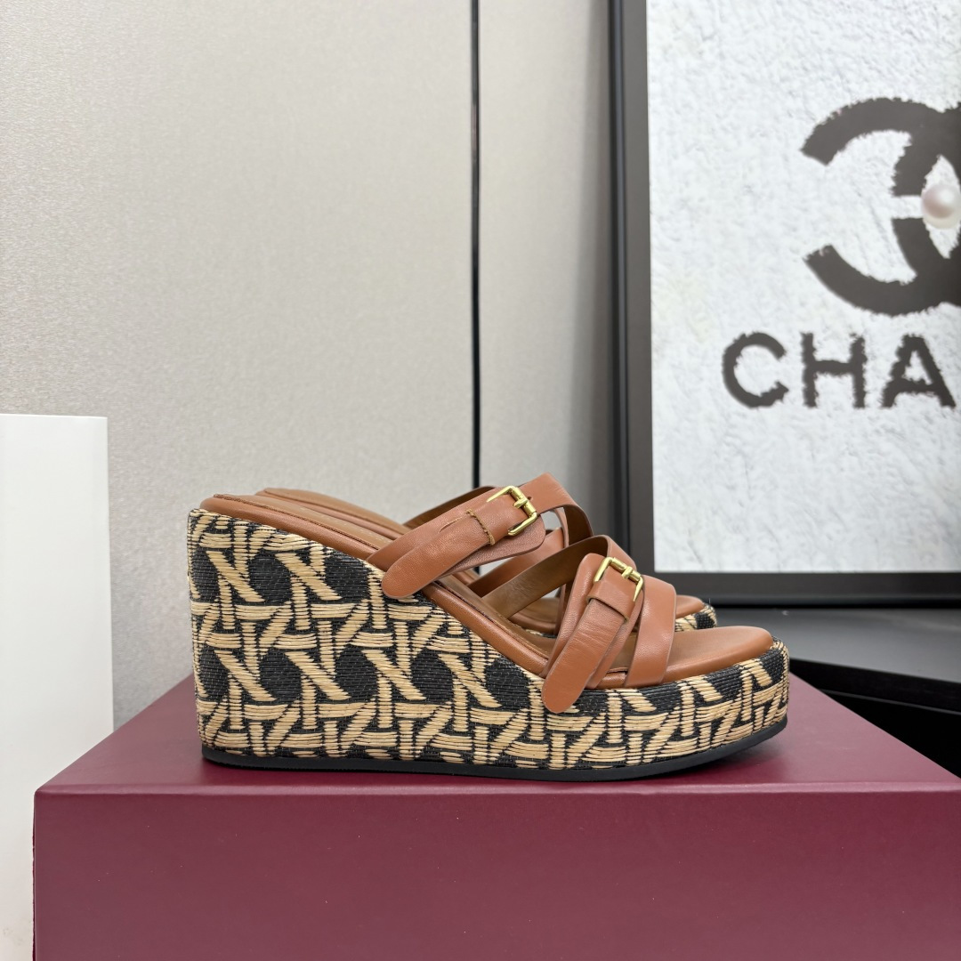 NO:241287,Dior D's new spring and summer fairy style sloping heel thick-soled slippers 1:1 original replica, the highest version on the market, fashion bloggers from all walks of life are popular with Xiaohongshu!  Super fashionable and high-end item!  Easily create high-end look, original imported cowhide leather, inner lining/foot pad imported mixed-bred sheepskin, original outsole, size 35-40 (40 customization), slippers, dior, dior, dior, slippers, cowhide, sheepskin19860909Dior迪奥D家2025ss春夏新款仙女风坡跟厚底拖鞋 1:1原版复刻 市面上最高版本 各路时尚博主刷爆小红书！超时髦又充满高级感的单品！轻松打造造高端look  鞋面原版进口牛皮 内里/垫脚进口混种羊皮 大底原版大底 码数35-40码（40定制）,拖鞋,dior,dior,dior,slippers,cowhide,sheepskin,Women's Shoes