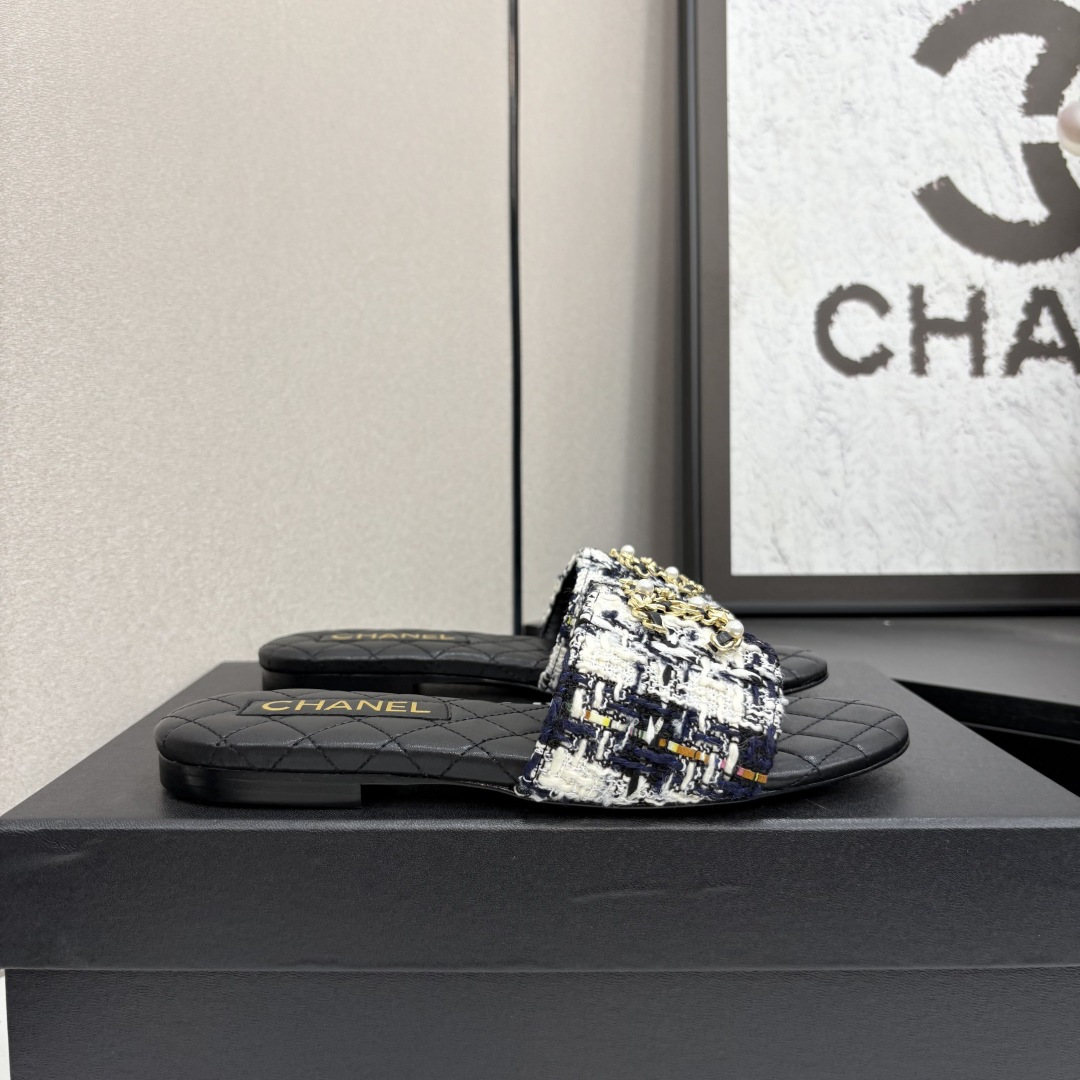 NO:241285,2025★★★★★★ Many celebrities are popular with a versatile series that domestic and foreign bloggers are a must-have for spring and summer wardrobe matching. Sandals are the first choice. Upper silk lining: imported crystal sheepskin lining, original mold-open custom leather sole, shoe size: 35-39 (40, 41, custom made without return) Delivery luxury latest counter synchronous packaging, slippers, sandals, slippers, sheepskin, silk fabric, Leather soles198609092025★★★★★ 众多明星网红上脚,国内外博主刷爆的一个百搭系列,春夏衣橱搭配必备 凉鞋首选. 鞋面绸缎  内里: 进口水晶羊皮内里 大底原版开模定制真皮大底 鞋码: 35-39（40、41、定做不退换） 配送豪华最新专柜同步包装,拖鞋,sandals,slippers,sheepskin,silk fabric,Leather soles,Women's Shoes