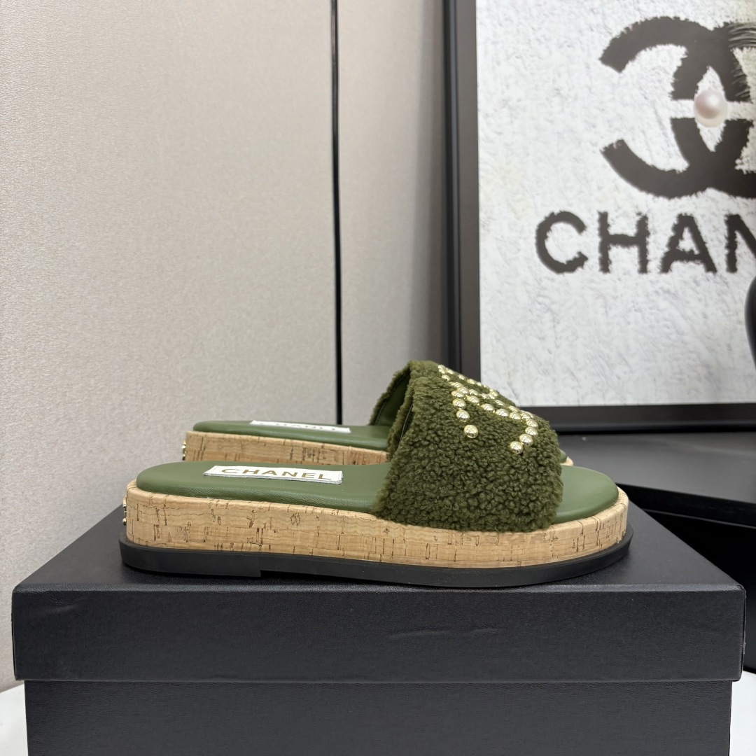 NO:241284,2025★★★★★★ Many celebrities are popular, a versatile series that domestic and foreign bloggers are popular. A must-have for spring and summer wardrobe matching. Sandals are the first choice. Upper silk (sheepskin) Lift: imported crystal sheepskin lining, original mold-open custom rubber sole Shoe size: 35-39 (40, 41, custom-made, no return or exchange) Delivery luxury latest counter synchronous packaging, slippers, sandals, slippers, sheepskin, silk fabric198609092025★★★★★ 众多明星网红上脚,国内外博主刷爆的一个百搭系列,春夏衣橱搭配必备 凉鞋首选. 鞋面绸缎（羊皮）  内里: 进口水晶羊皮内里 大底原版开模定制橡胶大底 鞋码: 35-39（40、41、定做不退换） 配送豪华最新专柜同步包装,拖鞋,sandals,slippers,sheepskin,silk fabric,Women's Shoes