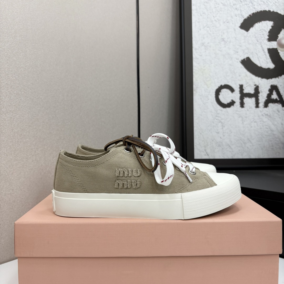 NO:260704,MIU MIU 25/ Washed denim canvas leather, round toe lace up, low top canvas shoes, a popular canvas shoes that are good-looking, a must-have style, a ~ old fashioned, simple and high-end, very comfortable to match with on your feet, a must-have for the year!  The latest sports white shoes in early spring are popular with domestic and foreign bloggers. The small red book grass planting series, retro and fashionable, beautiful and simple sports shoe design, and highly recognizable shoelaces to create a Buddhist sweet casual style~~ The aura of the foot is very casual. Fabric: Use original canvas/cowhide. Inner: Canvas lining: Original rubber sole Size: #35-40 (40 custom made without return and exchange), casual shoes/sports shoes, miumiu, sneakers, cowhide19860909MIU MIU缪缪 25/ 水洗牛仔布 帆布 皮面 圆头系带 低帮 帆布鞋 颜值担当火爆款帆布鞋 不得不入的一款～做旧时尚,简约高级 随意搭配上脚非常舒适,年度必入款！早春最新走秀款运动小白鞋国内外博主刷爆的一款,小红书种草系列,复古又时髦上脚美炸了简约的运动板鞋设计,极具辨识度的鞋带 打造佛系甜美的休闲风~~上脚气场十足随意搭配 面料: 选用原版帆布/牛皮 内里: 帆布里 大地: 原版橡胶底 Size: #35-40（40定做不退换）,休闲鞋/运动鞋,miumiu,sneakers,cowhide,Women's Shoes