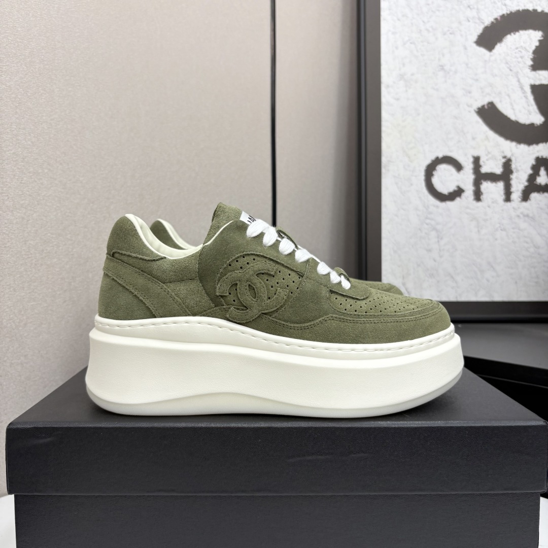 NO:241294,Chanel Chanel Panda Shoes!  Top casual sneakers for the 2025 counter This classic design; the upper is crafted and electric embroidered with various craftsmanship; the sole is fashionable and sporty; it is an extraordinary and has incorporated a variety of color matching elements... The diversified mix and match is very beautiful and versatile, casual, fashionable, sports, and outdoors can be taken into account... Go material The upper is made of original imported silk cowhide   original tarp   original head cowhide The inner part is made of original sheepli   net Outsole based on original TPU combination sole The counter is made of high-quality packaging for women 35–41, casual shoes/sports shoes, chanel, chanel, sneakers, cowhide19860909Chanel香奈儿熊猫鞋！2025专柜顶级休闲款运动鞋 这款经典设计；鞋面多种工艺电绣的风格；大底却时尚运动；不平凡的拥入了多种配色元素…… 多元化混搭非常好看百搭,休闲,时尚,运动,户外都能兼顾…… Go 材料 鞋面采用 原版进口头层丝绸牛皮 原版防水布 原版头层牛皮 内里采用 原版羊里 网 大底根据 原版TPU组合大底 专柜精品包装全套女35–41,休闲鞋/运动鞋,chanel,chanel,sneakers,cowhide,Women's Shoes