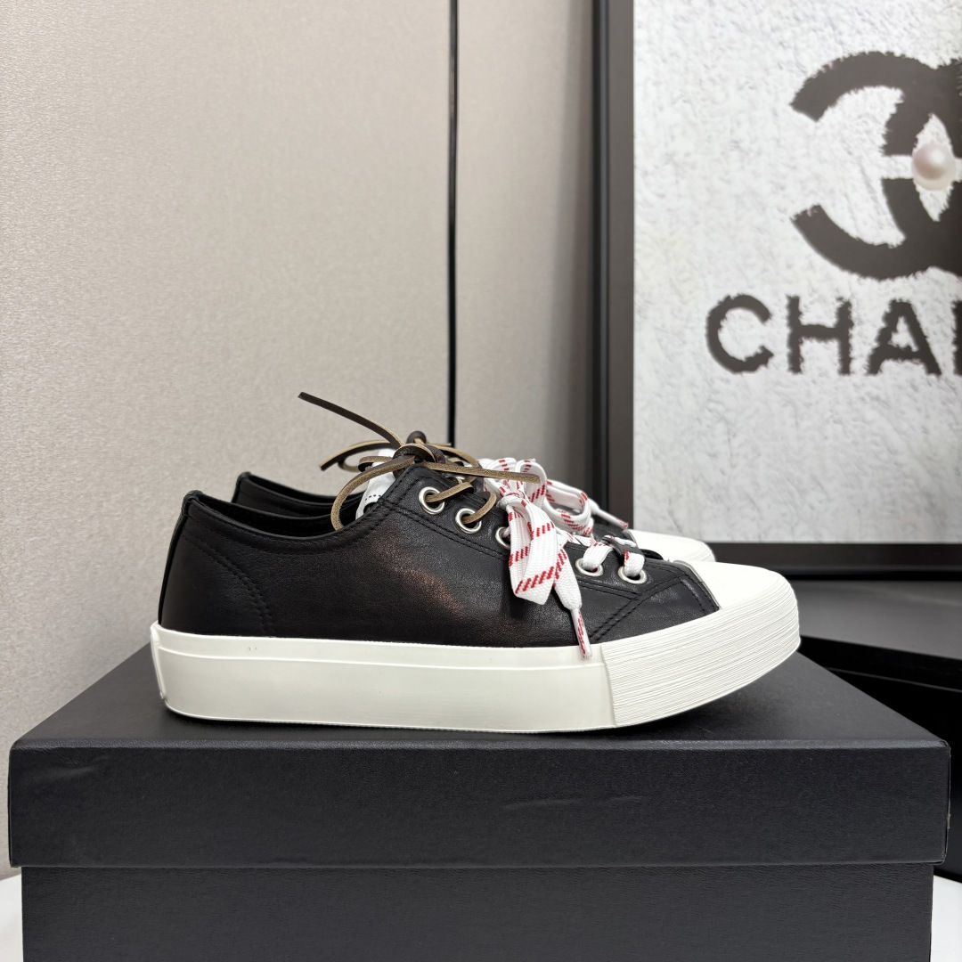 NO:260698,2025CHANEL Chanel Xiaoxiang Fengshui Washed Denim Canvas Leather Flour Rounded Lace Low Top Casual Canvas Shoes, Canvas Shoes with a Beautiful Canvas Shoes, a must-have model for canvas shoes~ Simple and high-end, it is very comfortable to match with your feet, and it is a must-have for the year!  The latest catwalk sports white shoes in early spring is a popular style by domestic and foreign bloggers. The small red book grass planting series, retro and fashionable, beautiful and simple sports shoe design, and highly recognizable shoelaces to create a Buddhist sweet casual style~~ The aura on the feet is very casually matched. Fabric: Use original canvas/cowhide. Living: Canvas lining. Earth: Original rubber sole. Size: #35-40 (40 custom made without return and exchange) Cloth leather, casual shoes/sports shoes, chanel, chanel, sneakers, cowhide198609092025CHANEL香奈儿小香风水洗牛仔布 帆布 皮面 圆头系带 低帮 休闲帆布鞋 颜值担当火爆款帆布鞋 不得不入的一款～简约高级 随意搭配上脚非常舒适,年度必入款！早春最新走秀款运动小白鞋国内外博主刷爆的一款,小红书种草系列,复古又时髦上脚美炸了简约的运动板鞋设计,极具辨识度的鞋带 打造佛系甜美的休闲风~~上脚气场十足随意搭配 面料: 选用原版帆布/牛皮 内里: 帆布里 大地: 原版橡胶底 Size: #35-40（40定做不退换） 布皮,休闲鞋/运动鞋,chanel,chanel,sneakers,cowhide,Women's Shoes