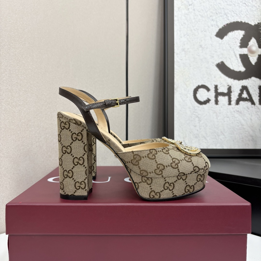 NO:241283,Gucc* Classic spring and summer catwalk horse buckle Old flower heel thick-soled sandals G home reflects the sense of high-end, always convinces the capital. It looks quite simple style, but it is inexplicably high-end on the feet. It is very sexy and allows you to easily match it. The upper is imported calfskin (customized material for counter) and tiptoe mixed-bred sheepskin inside. Imported leather sole from Italy. Heel height 12cm. Water platform 4cm. Size35-39 (customized by 40/41/42), high heels sandals, gucci, gucci, sandals, high heels, cowhide, sheepskin19860909Gucc* 经典春夏走秀马衔扣 老花坡跟厚底凉鞋 G家在体现高级感这块 总让人大写的服气 看起来蛮简单的款式 但上脚就莫名很高阶 非常性感 让你轻松搭配尽显各种风格 鞋面采用进口小牛皮(专柜定制材料) 内里踮脚混种羊皮 意大利进口真皮底 跟高12cm 水台4cm Size35-39（40/41/42定制）,高跟鞋凉鞋,gucci,gucci,sandals,high heels,cowhide,sheepskin,Women's Shoes