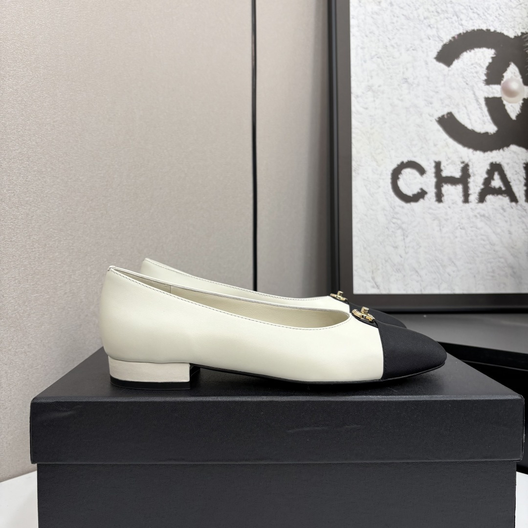 NO:241280,2025★★★★★★ Many celebrities are here to watch, a versatile series that domestic and foreign bloggers are popular. A must-have for spring and summer wardrobe matching. Sandals are the first choice. Upper cowhide inner lining: imported crystal sheepskin lining, original mold-open custom leather sole Shoe size: 35-39 (40, 41, customized without return) Delivery luxury latest counter synchronous packaging, single shoes, sandals, cowhide, sheepskin, Leather soles198609092025★★★★★ 众多明星网红上脚,国内外博主刷爆的一个百搭系列,春夏衣橱搭配必备 凉鞋首选. 鞋面牛皮  内里: 进口水晶羊皮内里 大底原版开模定制真皮大底 鞋码: 35-39（40、41、定做不退换） 配送豪华最新专柜同步包装,单鞋,sandals,cowhide,sheepskin,Leather soles,Women's Shoes