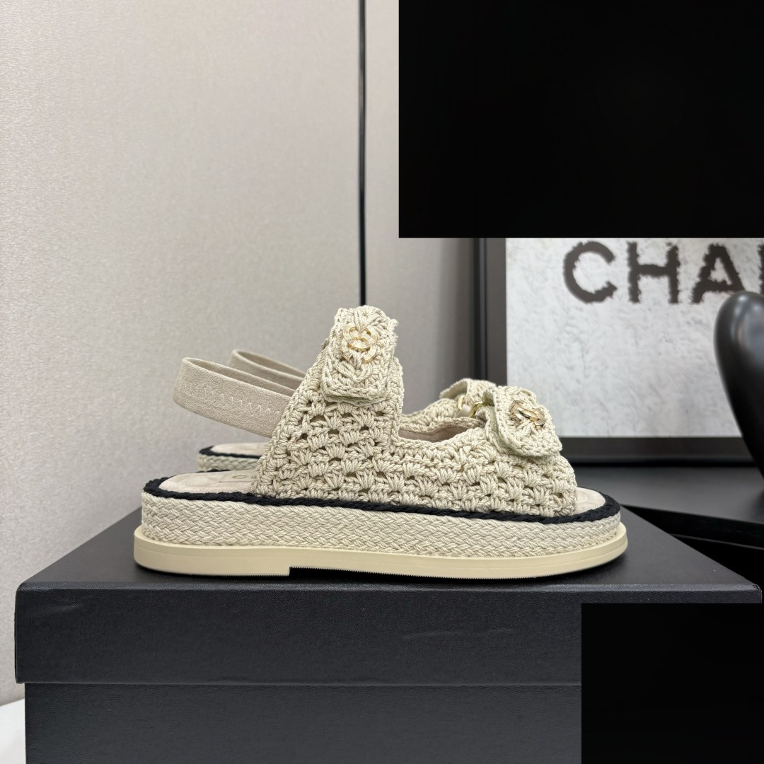 NO:260695,The latest fabrics for spring and summer 2025 - the counter mainly promotes Velcro beach sandals new color series ★★★★★ Many celebrities are here to watch, a versatile series that domestic and foreign bloggers are popular, a must-have for spring and summer wardrobe matching, the first choice for sandals. Upper imported super soft sheepskin inner lining: imported crystal sheepskin inner lining, large sole open mold custom rubber sole Shoe size: 35-39 (40, 41, 42 custom made without return and exchange) Delivery luxury latest counter synchronous packaging, sandals, sandals, sheepskin198609092025春夏最新面料——专柜主推魔术贴沙滩凉鞋新色系列上新 ★★★★★ 众多明星网红上脚,国内外博主刷爆的一个百搭系列,春夏衣橱搭配必备 凉鞋首选. 鞋面进口超柔羊皮  内里: 进口水晶羊皮内里 大底开模定制橡胶底 鞋码: 35-39（40、41、42定做不退换） 配送豪华最新专柜同步包装,凉鞋,sandals,sheepskin,Women's Shoes