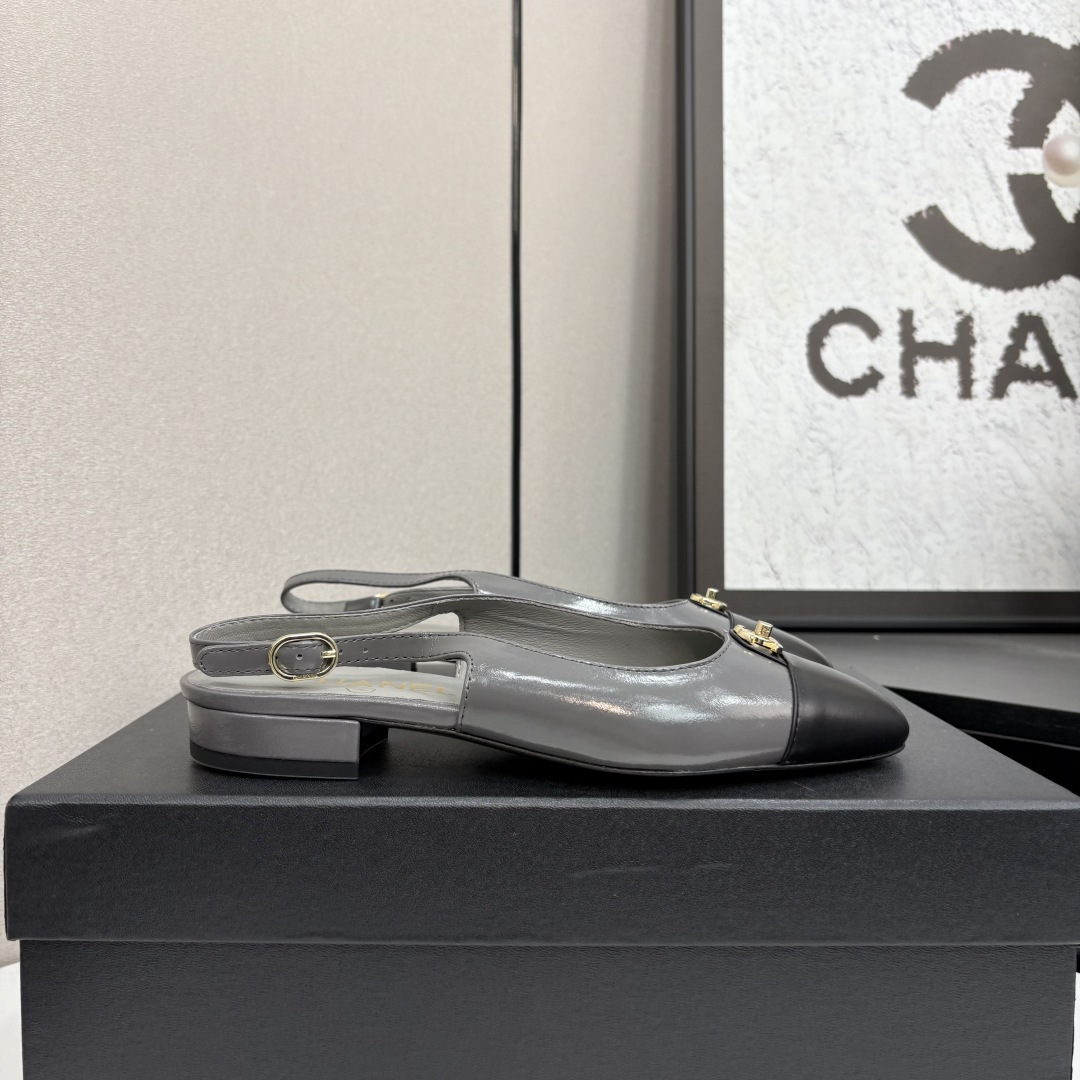 NO:260692,2025★★★★★★ Many celebrities are popular, a versatile series that domestic and foreign bloggers are popular. A must-have for spring and summer wardrobe matching. Sandals are the first choice. Upper cowhide inner lining: imported crystal sheepskin lining, original mold-open custom leather sole Shoe size: 35-39 (40, 41, custom made without return) Delivery luxury latest counter synchronous packaging, sandals, sandals, cowhide, sheepskin, Leather soles198609092025★★★★★ 众多明星网红上脚,国内外博主刷爆的一个百搭系列,春夏衣橱搭配必备 凉鞋首选. 鞋面牛皮  内里: 进口水晶羊皮内里 大底原版开模定制真皮大底 鞋码: 35-39（40、41、定做不退换） 配送豪华最新专柜同步包装,凉鞋,sandals,cowhide,sheepskin,Leather soles,Women's Shoes