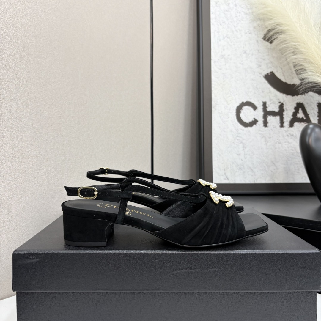 NO:260706,2025★★★★★★ Many celebrities are here to watch, a versatile series that domestic and foreign bloggers are popular. A must-have for spring and summer wardrobe matching. Sandals are the first choice. Upper Yangjing Neil: Imported crystal sheepskin Neil, original mold-open custom leather sole Shoe size: 35-39 (40, 41, customized without return) Delivery luxury latest counter synchronous packaging, sandals, sandals, sheepskin, sheep, Leather soles198609092025★★★★★ 众多明星网红上脚,国内外博主刷爆的一个百搭系列,春夏衣橱搭配必备 凉鞋首选. 鞋面羊京  内里: 进口水晶羊皮内里 大底原版开模定制真皮大底 鞋码: 35-39（40、41、定做不退换） 配送豪华最新专柜同步包装,凉鞋,sandals,sheepskin,sheep,Leather soles,Women's Shoes