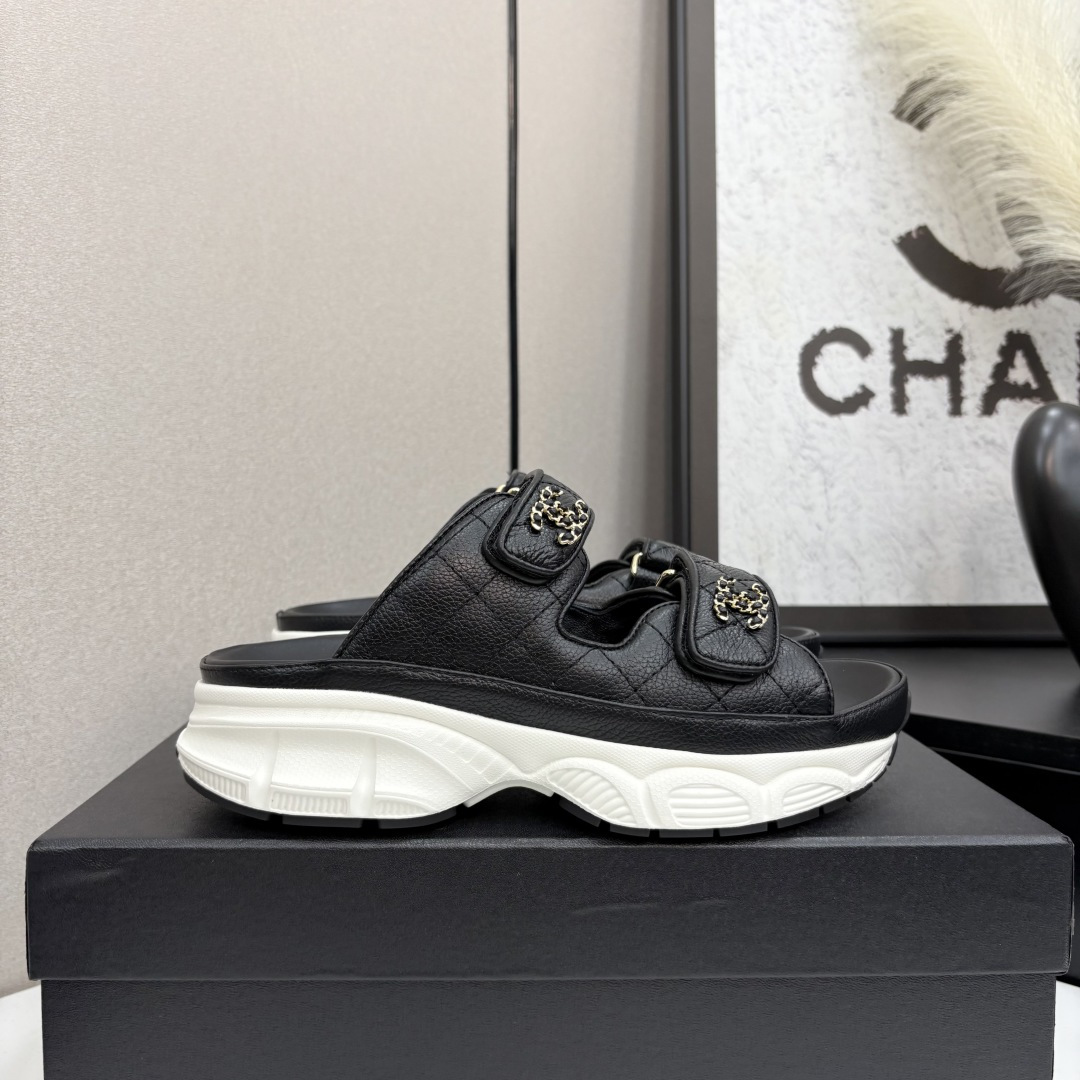 NO:260691,The latest fabrics for spring and summer 2025 - the main promotion of Velcro beach sandals new color series ★★★★★ Many celebrities are here to watch, a versatile series that domestic and foreign bloggers are popular, a must-have for spring and summer wardrobe matching, the first choice for sandals. Upper imported super soft sheepskin inner lining: imported crystal sheepskin inner lining, large sole mold custom tpu Shoe size: 35-39 (40, 41, custom made without return) Delivery luxury latest counter synchronous packaging P, slippers sandals, sandals, slippers, sheepskin198609092025春夏最新面料——主推魔术贴沙滩凉鞋新色系列上新 ★★★★★ 众多明星网红上脚,国内外博主刷爆的一个百搭系列,春夏衣橱搭配必备 凉鞋首选. 鞋面进口超柔羊皮  内里: 进口水晶羊皮内里 大底开模定制tpu 鞋码: 35-39（40、41、定做不退换） 配送豪华最新专柜同步包装 P,拖鞋凉鞋,sandals,slippers,sheepskin,Women's Shoes