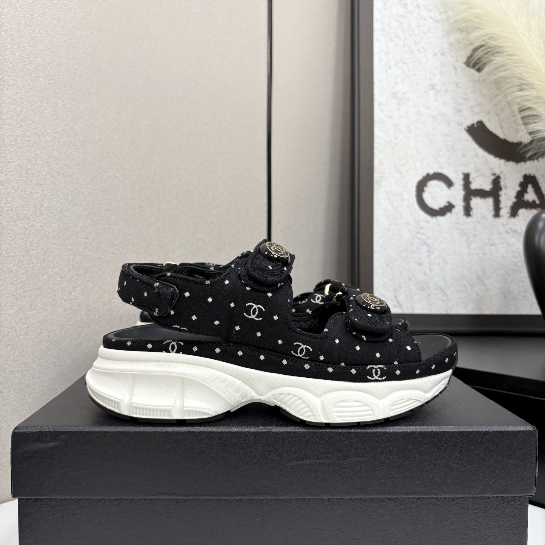 NO:260694,The latest fabrics in spring and summer - the main promotion of Velcro beach sandals new color series ★★★★★ Many celebrities are here to watch, a versatile series that domestic and foreign bloggers are popular, a must-have for spring and summer wardrobe matching, the first choice for sandals. Upper imported super soft sheepskin (silk) inner lining: imported crystal sheepskin inner lining, large sole mold custom tpu Shoe size: 35-39 (40, 41, custom made without return) Delivery latest luxury counter synchronous packaging Cloth leather, slippers sandals, sandals, slippers, sheepskin, silk fabric19860909春夏最新面料——主推魔术贴沙滩凉鞋新色系列上新 ★★★★★ 众多明星网红上脚,国内外博主刷爆的一个百搭系列,春夏衣橱搭配必备 凉鞋首选. 鞋面进口超柔羊皮（绸缎）  内里: 进口水晶羊皮内里 大底开模定制tpu 鞋码: 35-39（40、41、定做不退换） 配送豪华最新专柜同步包装 布皮,拖鞋凉鞋,sandals,slippers,sheepskin,silk fabric,Women's Shoes