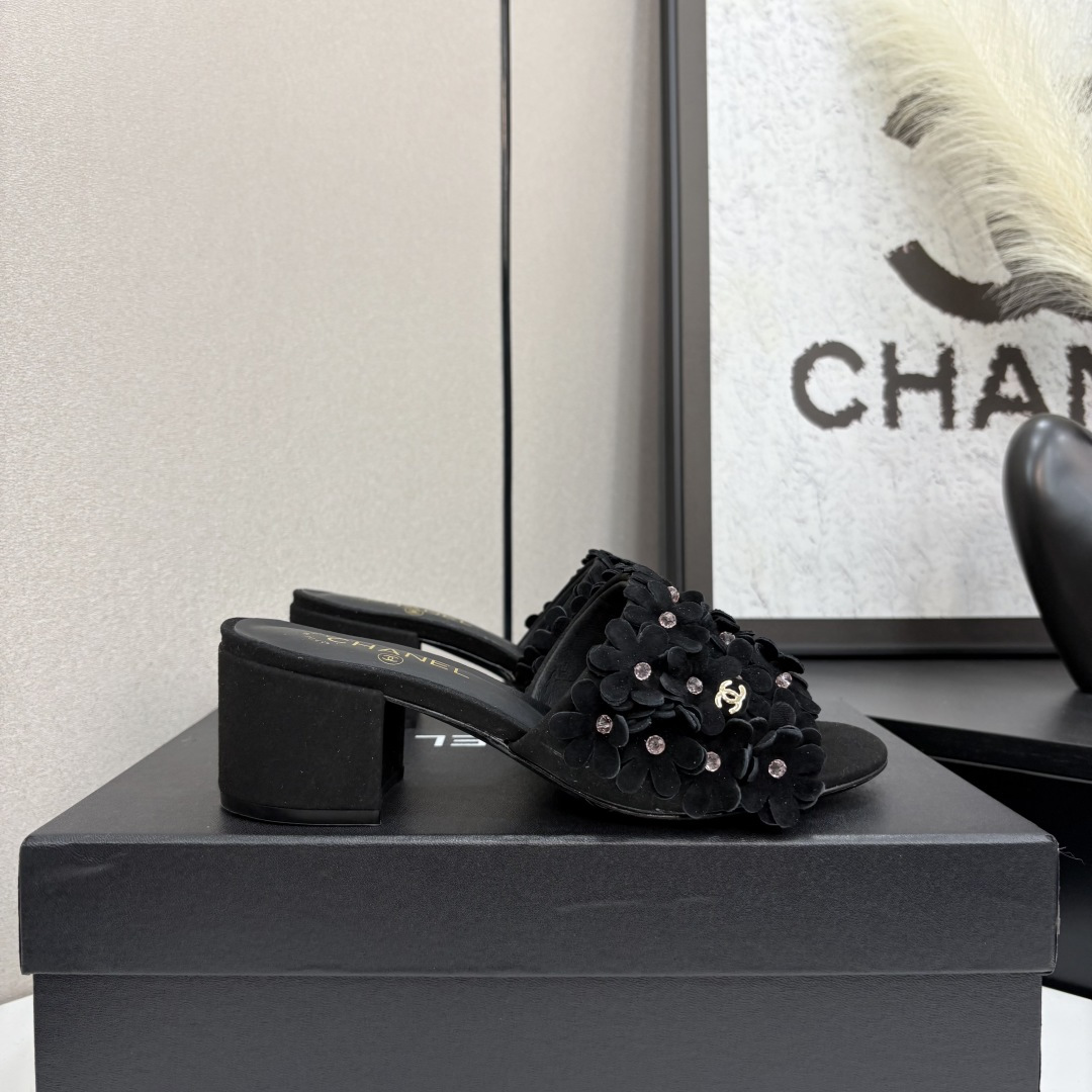 NO:260688,2025★★★★★★ Many celebrities are here to watch, a versatile series that domestic and foreign bloggers are popular. A must-have for spring and summer wardrobe matching. Sandals are the first choice. Upper sheepskin inner lining: imported crystal sheepskin inner lining, original mold-open custom leather sole Shoe size: 35-39 (40, 41, custom made without return) Delivery luxury latest counter synchronous packaging, slippers, sandals, slippers, sheepskin, Leather soles198609092025★★★★★ 众多明星网红上脚,国内外博主刷爆的一个百搭系列,春夏衣橱搭配必备 凉鞋首选. 鞋面羊皮  内里: 进口水晶羊皮内里 大底原版开模定制真皮大底 鞋码: 35-39（40、41、定做不退换） 配送豪华最新专柜同步包装,拖鞋,sandals,slippers,sheepskin,Leather soles,Women's Shoes