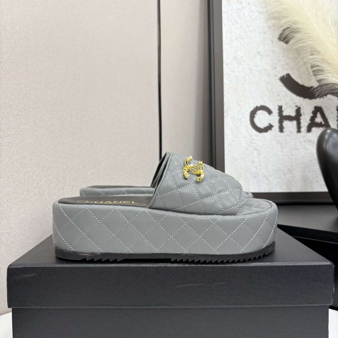 NO:260683,2025★★★★★★ Many celebrities are here to watch, a versatile series that domestic and foreign bloggers are popular. A must-have for spring and summer wardrobe matching. Sandals are the first choice. Upper sheepskin inner lining: imported crystal sheepskin inner lining, original mold-open custom rubber sole Shoe size: 35-39 (40, 41, customized without return) Delivery luxury latest counter synchronous packaging, slippers, sandals, slippers, sheepskin198609092025★★★★★ 众多明星网红上脚,国内外博主刷爆的一个百搭系列,春夏衣橱搭配必备 凉鞋首选. 鞋面羊皮  内里: 进口水晶羊皮内里 大底原版开模定制橡胶大底 鞋码: 35-39（40、41、定做不退换） 配送豪华最新专柜同步包装,拖鞋,sandals,slippers,sheepskin,Women's Shoes