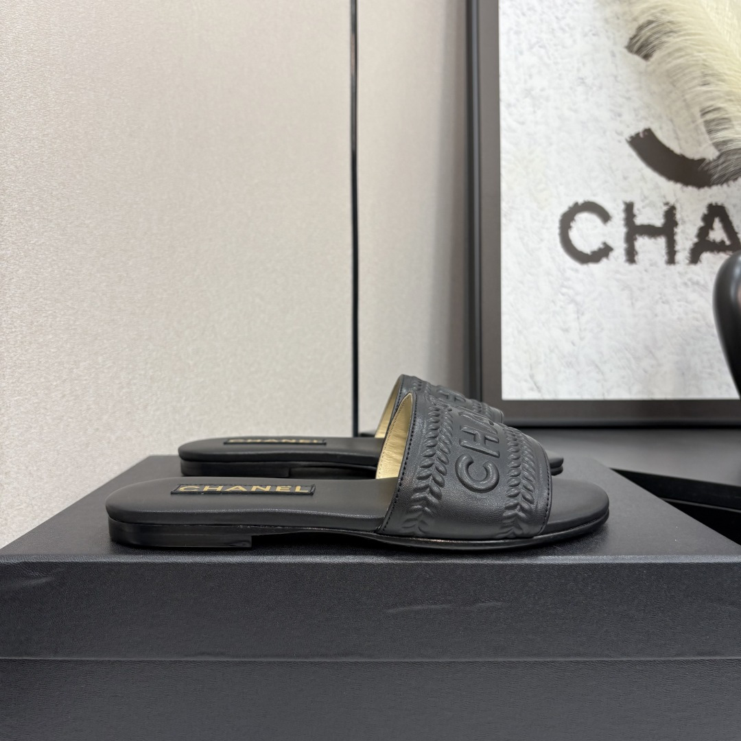 NO:402176,2025★★★★★★ Many celebrities are here to watch, a versatile series that domestic and foreign bloggers are popular. A must-have for spring and summer wardrobe matching. Sandals are the first choice. Upper sheepskin inner lining: imported crystal sheepskin inner lining, original mold-open custom leather sole Shoe size: 35-39 (40, 41, custom made without return) Delivery luxury latest counter synchronous packaging, slippers, sandals, slippers, sheepskin, Leather soles198609092025★★★★★ 众多明星网红上脚,国内外博主刷爆的一个百搭系列,春夏衣橱搭配必备 凉鞋首选. 鞋面羊皮  内里: 进口水晶羊皮内里 大底原版开模定制真皮大底 鞋码: 35-39（40、41、定做不退换） 配送豪华最新专柜同步包装,拖鞋,sandals,slippers,sheepskin,Leather soles,Women's Shoes