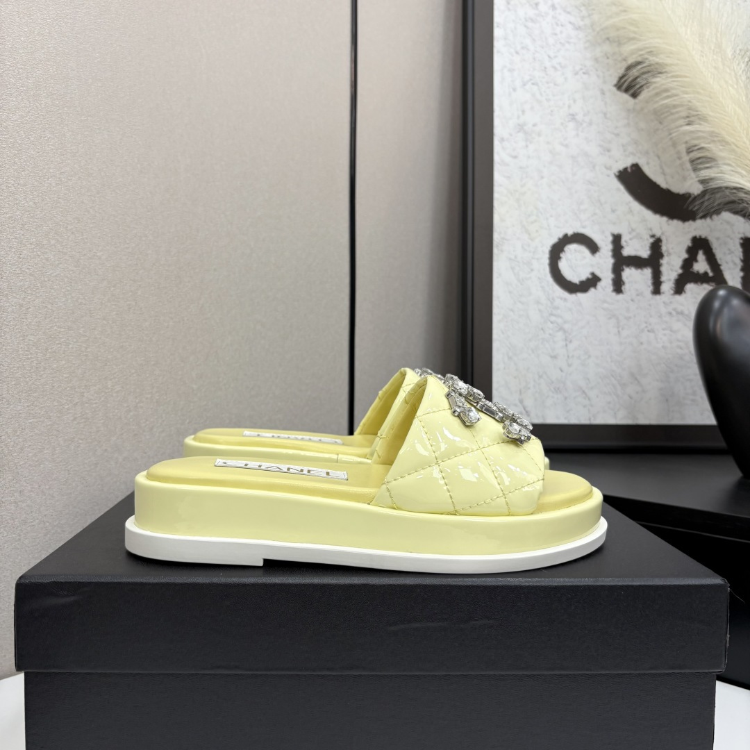 NO:262915,2025★★★★★★ Many celebrities are here to watch, a versatile series that domestic and foreign bloggers are popular with, a must-have for spring and summer wardrobe matching, the first choice for sandals. Diamond design exclusive to Xiangjia, upper varnish, inner lining: imported crystal sheepskin inner lining, original mold opening custom rubber sole, shoe size: 35-39 (40, 41, customized, non-return and exchange) Delivery luxury latest counter synchronous packaging, slippers, chanel, slippers, sheepskin198609092025★★★★★ 众多明星网红上脚,国内外博主刷爆的一个百搭系列,春夏衣橱搭配必备 凉拖首选.菱格设计香家专属 鞋面牛漆  内里: 进口水晶羊皮内里 大底原版开模定制橡胶底 鞋码: 35-39（40、41、定做不退换） 配送豪华最新专柜同步包装,拖鞋,chanel,slippers,sheepskin,Women's Shoes