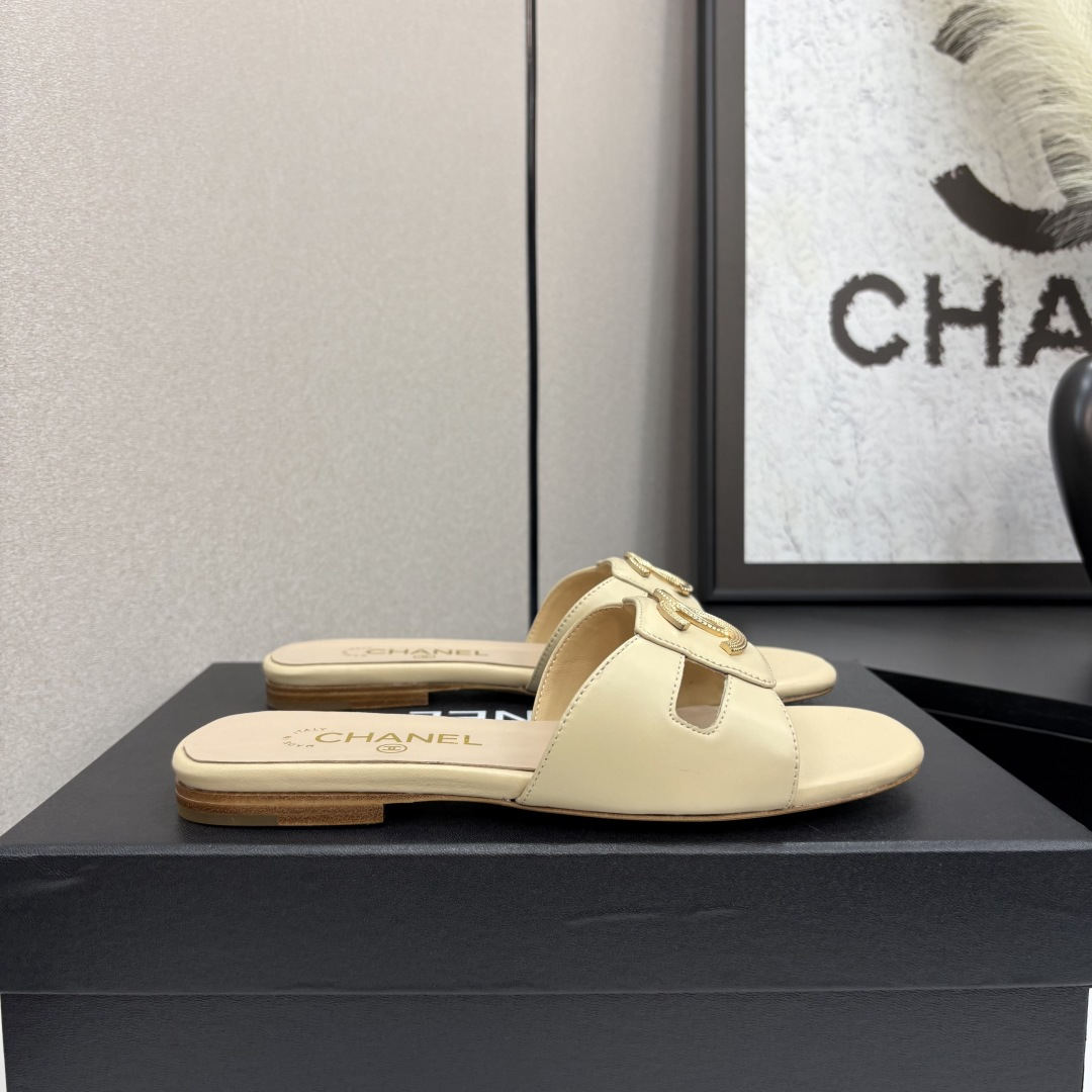 NO:262918,2025★★★★★★ Many celebrities are here to watch, a versatile series that domestic and foreign bloggers are popular with, a must-have for spring and summer wardrobe matching, the first choice for sandals. Diamond design exclusive to Xiangjia, upper sheepskin, inner lining: imported crystal sheepskin inner lining, original mold-open custom leather sole, shoe size: 35-39 (40, 41, custom-made, no return or exchange) Delivery luxury latest counter synchronous packaging, slippers, chanel, slippers, sheepskin198609092025★★★★★ 众多明星网红上脚,国内外博主刷爆的一个百搭系列,春夏衣橱搭配必备 凉拖首选.菱格设计香家专属 鞋面羊皮  内里: 进口水晶羊皮内里 大底原版开模定制真皮底 鞋码: 35-39（40、41、定做不退换） 配送豪华最新专柜同步包装,拖鞋,chanel,slippers,sheepskin,Women's Shoes