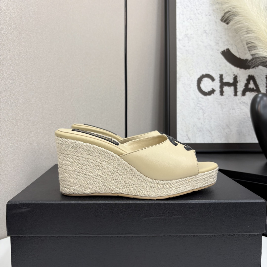 NO:262921,2025★★★★★★ Many celebrities are popular, a versatile series that domestic and foreign bloggers are popular. A must-have for spring and summer wardrobe matching. The first choice for sandals. Design Xiangjia exclusive upper sheepskin inner lining: imported crystal sheepskin inner lining, large sole original mold-open custom rubber sole Shoe size: 35-39 (40, 41, customized non-return and exchange) Delivery luxury latest counter synchronous packaging, slippers, chanel, slippers, sheepskin198609092025★★★★★ 众多明星网红上脚,国内外博主刷爆的一个百搭系列,春夏衣橱搭配必备 凉拖首选.设计香家专属 鞋面羊皮  内里: 进口水晶羊皮内里 大底原版开模定制橡胶底 鞋码: 35-39（40、41、定做不退换） 配送豪华最新专柜同步包装,拖鞋,chanel,slippers,sheepskin,Women's Shoes