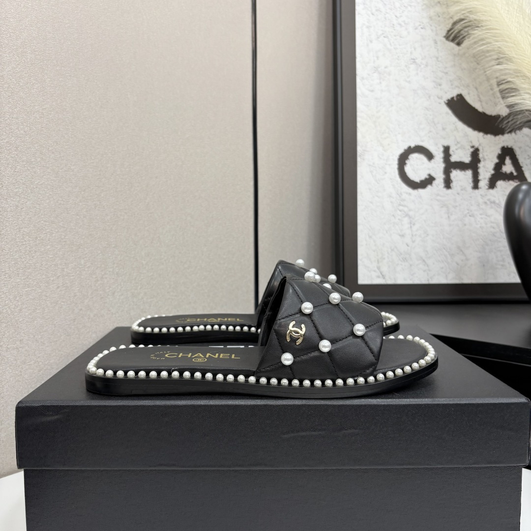 NO:262923,2025★★★★★★ Many celebrities are popular, a versatile series that domestic and foreign bloggers are popular. A must-have for spring and summer wardrobe matching. The first choice for sandals. Design Xiangjia exclusive. Upper sheepskin inner lining: imported crystal sheepskin inner lining, original mold-open custom leather sole Shoe size: 35-39 (40, 41, custom made without return or exchange) Delivery luxury latest counter synchronous packaging, slippers, chanel, slippers, sheepskin198609092025★★★★★ 众多明星网红上脚,国内外博主刷爆的一个百搭系列,春夏衣橱搭配必备 凉拖首选.设计香家专属 鞋面羊皮  内里: 进口水晶羊皮内里 大底原版开模定制真皮底 鞋码: 35-39（40、41、定做不退换） 配送豪华最新专柜同步包装,拖鞋,chanel,slippers,sheepskin,Women's Shoes