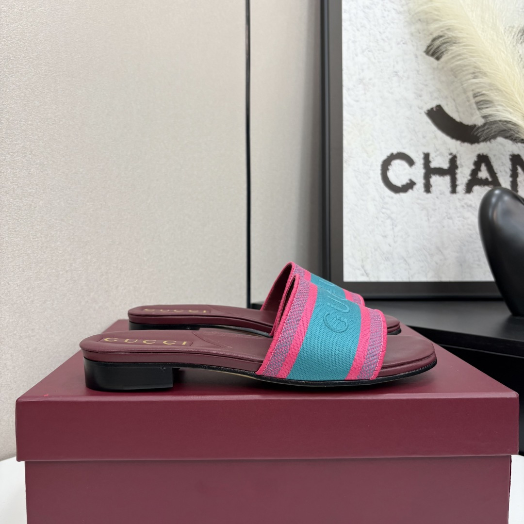 NO:265602,Gucci flat slippers, a perfect fusion of fashion and personality. The iconic brand elements are eye-catching, the classic color matching is calm and atmospheric, and the contrasting color model is energetic and eye-catching. The simple design is exquisite and the comfortable feel is suitable for daily life. Whether you are relaxing on the street or relaxing at home, you can become the highlight of the outfit and show the trendy attitude with your unique style. Original embroidered cloth, sheepskin, real leather sole 35-39 (40.41 set), slippers, gucci, gucci, slippers, sheepskin19860909古奇古驰（Gucci）平底拖鞋,时尚与个性的完美融合.标志性品牌元素醒目呈现,经典配色款沉稳大气,撞色款活力吸睛.简约设计不失精致,舒适脚感适合日常.无论是休闲出街还是居家放松,都能凭借独特风格,成为穿搭亮点,彰显潮流态度.原版刺绣布面,羊皮里,真皮底 35-39（40.41定）,拖鞋,gucci,gucci,slippers,sheepskin,Women's Shoes