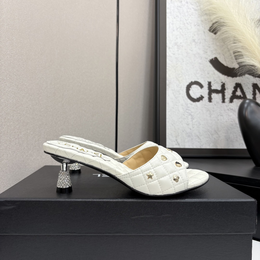 NO:402180,2025★★★★★★ Many celebrities are here to watch, a versatile series that domestic and foreign bloggers are popular with, a must-have for spring and summer wardrobe matching, the first choice for sandals. Diamond design exclusive to Xiangjia, upper sheepskin, inner lining: imported crystal sheepskin inner lining, original mold-open custom leather sole, shoe size: 35-39 (40, 41, custom-made, no return or exchange) Delivery luxury latest counter synchronous packaging, slippers, chanel, slippers, sheepskin198609092025★★★★★ 众多明星网红上脚,国内外博主刷爆的一个百搭系列,春夏衣橱搭配必备 凉拖首选.菱格设计香家专属 鞋面羊皮  内里: 进口水晶羊皮内里 大底原版开模定制真皮底 鞋码: 35-39（40、41、定做不退换） 配送豪华最新专柜同步包装,拖鞋,chanel,slippers,sheepskin,Women's Shoes