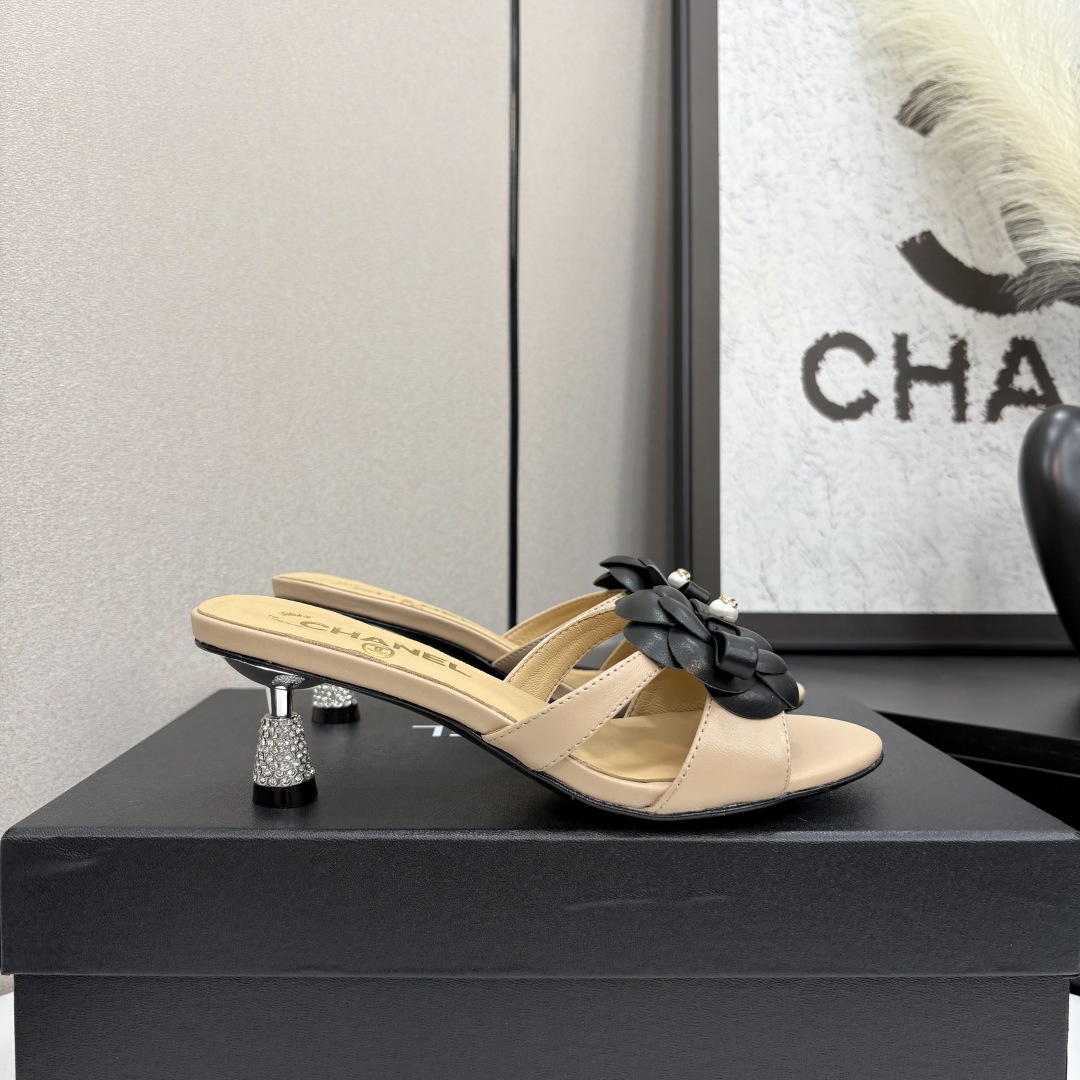 NO:265596,2025★★★★★★ Many celebrities are popular, a versatile series that domestic and foreign bloggers are popular. A must-have for spring and summer wardrobe matching. The first choice for sandals. Diamond design exclusive to the fragrant family. Upper sheepskin lining: imported crystal sheepskin lining, original mold-open custom leather sole. Shoe size: 35-39 (40, 41, custom-made, no return or exchange) Delivery luxury latest counter synchronous packaging, high heels, slippers, sheepskin198609092025★★★★★ 众多明星网红上脚,国内外博主刷爆的一个百搭系列,春夏衣橱搭配必备 凉拖首选.菱格设计香家专属 鞋面羊皮  内里: 进口水晶羊皮内里 大底原版开模定制真皮底 鞋码: 35-39（40、41、定做不退换） 配送豪华最新专柜同步包装,高跟鞋拖鞋,chanel,high heels,slippers,sheepskin,Women's Shoes