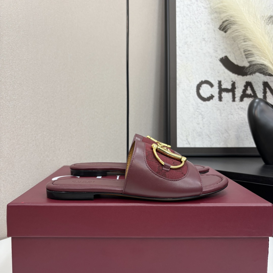 NO:265590,The latest D-line light gold horse-bit one-piece sandals in summer in 2025 GUcc large D half-marathon open-toe one-piece slipper sandals top version, welcome to compare. Original 1:1 replica, please be sure to ensure that our authentic products are guaranteed. Upper imported high-end sheepskin/presbyterian GG canvas, inner/foot pad full grain pattern high-end lambskin, sole, top Italian genuine leather sole, heel high flat heel, code 35-42 (41/40/42 custom made without return) Packaging original full set of Encore wine red packaging This women's sandals accessories classic large D new horse-bit detail gold tone accessories, showing a unique charm. It is made of exquisite sheepskin, the design combines traditional inspiration with modern versatile style, elegantly embellishes warm season style refreshing and high-end, slippers, gucci, sandals, slippers, sheepskin198609092025夏季最新D字浅金马衔扣一字拖凉鞋 GUcc大D半马衔扣露趾一片式拖鞋凉鞋 顶级版本、欢迎比对. 原版1:1复刻 注意请认准咱家正品保证 鞋面进口高档羊皮/老花GG帆布 内里/垫脚全粒纹高档小羊皮 鞋底意大利顶级真皮底 跟高平跟 配码35-42（41/40/42定做不退换） 包装原版全套安可拉酒红色包装 这款女士凉拖配饰经典大D新马衔扣细节金色调配件,尽显别样魅力.采用精致羊皮打造,设计融合传统灵感与现代百搭风格,优雅点缀暖季造型清爽高级,拖鞋,gucci,sandals,slippers,sheepskin,Women's Shoes