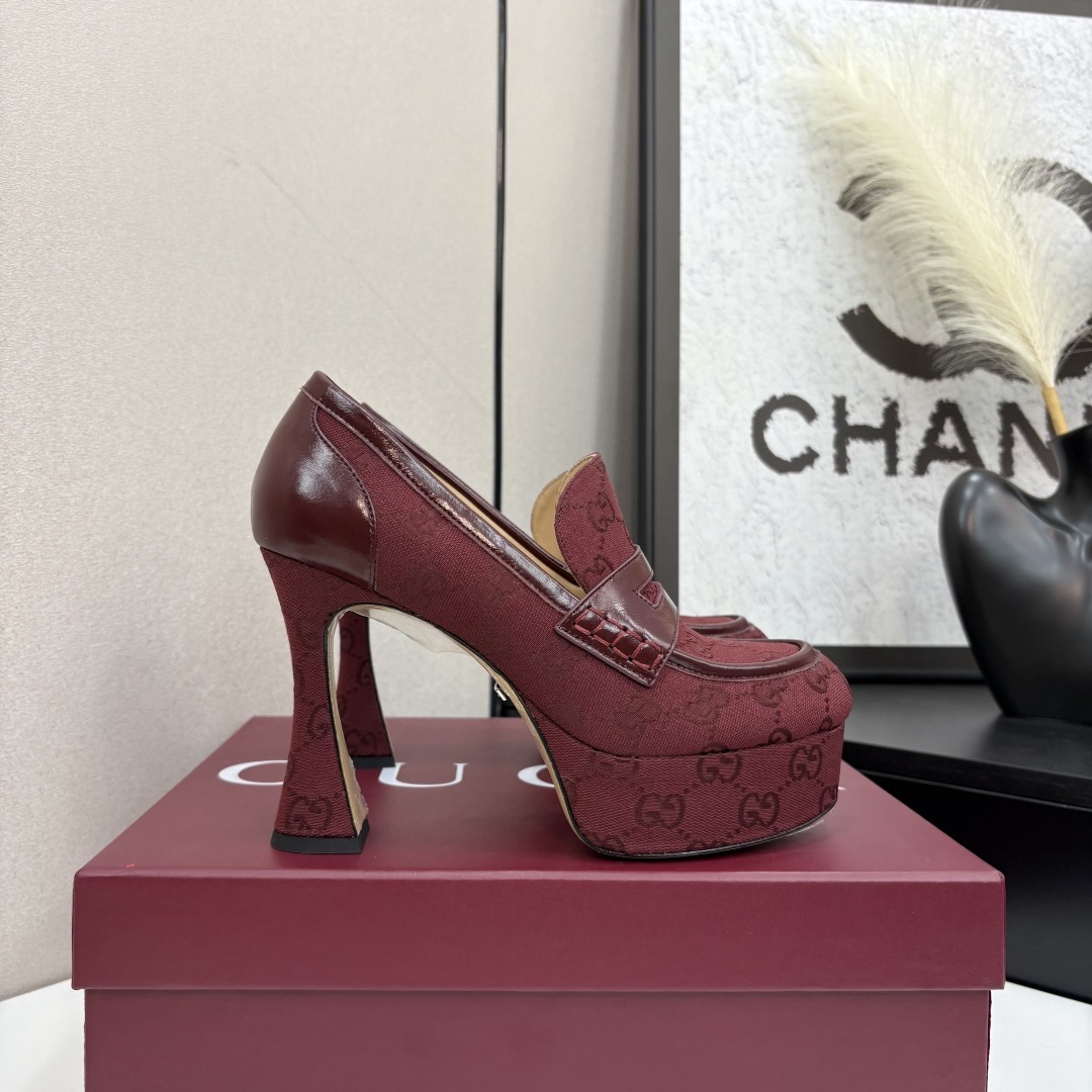 NO:265878,Gucci light-mouthed shoes, super high heels, loafers 2025 early autumn series new high heel round toe and thin heels horseshoe heels waterproof platform single shoes, eye-catching Gucci horseshoe heels embellished with high-quality classic imported original fabric inner & footbed high-end sheepskin heel height 11cm, waterproof platform 4cm Italian leather outsole size 35-39 (40 41 custom made, no return), high heels, gucci, loafers, high heels, sheepskin, Leather soles19860909Gucci古奇浅口鞋超高跟鞋乐福鞋2025早秋系列新品高跟圆头细跟马蹄跟防水台单鞋,亮眼Gucci马蹄跟点缀高质感经典款 进口原版面料 内里&垫脚高端羊皮 跟高11cm,防水台4cm 意大利真皮大底 码数35-39（40 41 定做,不退换）,高跟鞋,gucci,loafers,high heels,sheepskin,Leather soles,Women's Shoes