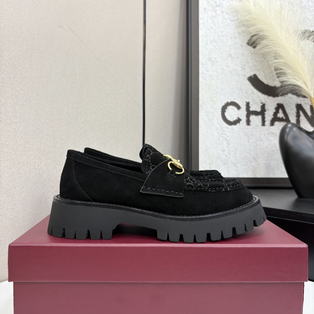 NO:265587,The same outfit on the show, Milan’s streets show their casual charm!  Summer girly GetGUCCI Guchi horse buckle thick-soled embossed loafers look thick and actually don’t have the actual product at all. However, the height increase of 4cm is really amazing!  Wear it well in summer~ You can mix and match any clothing at will in your daily life. It is invincible with mid-stockings, skirts and pants. The British style is really easy to control and has a thick bottom~ It is extremely friendly to small girls!  With the classic horse buckle, it is a pair of classic outdated existence. It can easily modify the legs on the feet and lengthen the leg lines. It is a versatile shoe style that is not picky or picky. It looks sweet and academic style!  Size 35-40 Gucci original box packaging accessories, loafers, gucci, loafers, skirts19860909大秀秀场同款穿搭,米兰街头尽显随性魅力！ 夏日少女感GetGUCCI 古奇马衔扣厚底压纹乐福鞋看上去厚重感其实实物完全不会,倒是增高4cm真的太绝了！夏天穿好好看～ 日常可以随心混搭任何服饰,搭配中筒袜配裙子裤子都是无敌美的英伦风学院风真的随便拿捏而且是厚底的～对于小个子女生更是极致的友好！配上经典的马衔扣又是一个双经典不过时的存在上脚轻松修饰腿型拉长腿部线条,属于百搭不挑人不挑风格的鞋型,单看就有种甜美学院风的味道！ Size 35-40 Gucci原盒包装配件,乐福鞋,gucci,loafers,skirts,Women's Shoes