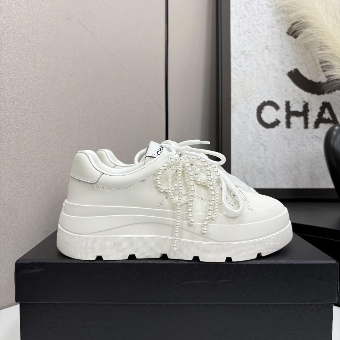 NO:265586,CHANEL 25s thick-soled pearl bow white shoes, casual shoes, the same style as internet celebrities, perfectly blends fashion and comfort. The upper is simple and elegant, matched with exquisite pearls and colorful shoelaces, and the details show the luxurious style. The thick-soled design extends the leg lines, which can easily enhance the sense of fashion, and is a trendy item that fashion experts cannot miss. Full-grain cowhide fabric, inner footbed imported sheepskin lining, pearls can be detached, original outsole, Size35-40 (40 sizes not returned or exchange) half-splitting single shoes, casual shoes/sports shoes, semi-splitting, chanel, chanel, sneakers, skirts, cowhide, sheepskin19860909CHANEL香奈儿25s厚底珍珠蝴蝶结小白鞋,休闲鞋板鞋,网红明星同款 ,将时尚与舒适完美融合.鞋面简约大气,搭配精致珍珠与多彩鞋带,细节之处尽显奢华格调.厚底设计拉长腿部线条,无论是搭配裙装还是裤装,都能轻松提升时尚感,是时尚达人不容错过的潮流单品 面料全粒面牛皮 内里垫脚进口羊皮里 珍珠可拆卸 大底原版大底  Size35-40(40码不退换)  半拖单鞋,休闲鞋/运动鞋半拖,chanel,chanel,sneakers,skirts,cowhide,sheepskin,Women's Shoes