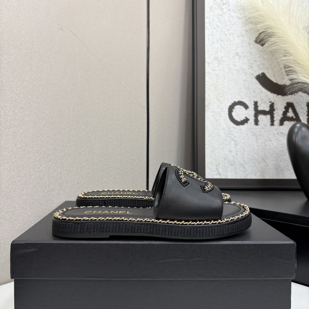 NO:265584,25Fw spring and summer new Chanel small fragrance chain ring edge double C letter button sandal flat slippers Xiangjia’s iconic leather-wearing chain design is used on the foot pad edge, paired with classic diamond elements to cover the upper foot pad!  Extremely exquisite and literary, it is difficult to find the reason for not loving it. Easy to wander in commuting and leisure occasions, be a casual and fashionable and elegant woman~ Upper sheepskin, inner footbed sheepskin, original rubber outsole, size 35-39 (40.41 custom made without return), slippers, chanel, chanel, slippers, sheepskin1986090925Fw春夏新款Chanel小香链条圈边双C字母扣凉平底拖鞋 香家标志性的穿皮链条设计应用在垫脚圈边,配上经典菱格元素覆盖鞋面 垫脚！格外精致又文艺,很难找出不爱的理由.轻松游走于通勤和休闲场合 做个漫不经心的时髦优雅女子～ 鞋面羊皮 内里垫脚羊皮 鞋底原版橡胶大底 码数35-39（40.41定做不退换）,拖鞋,chanel,chanel,slippers,sheepskin,Women's Shoes