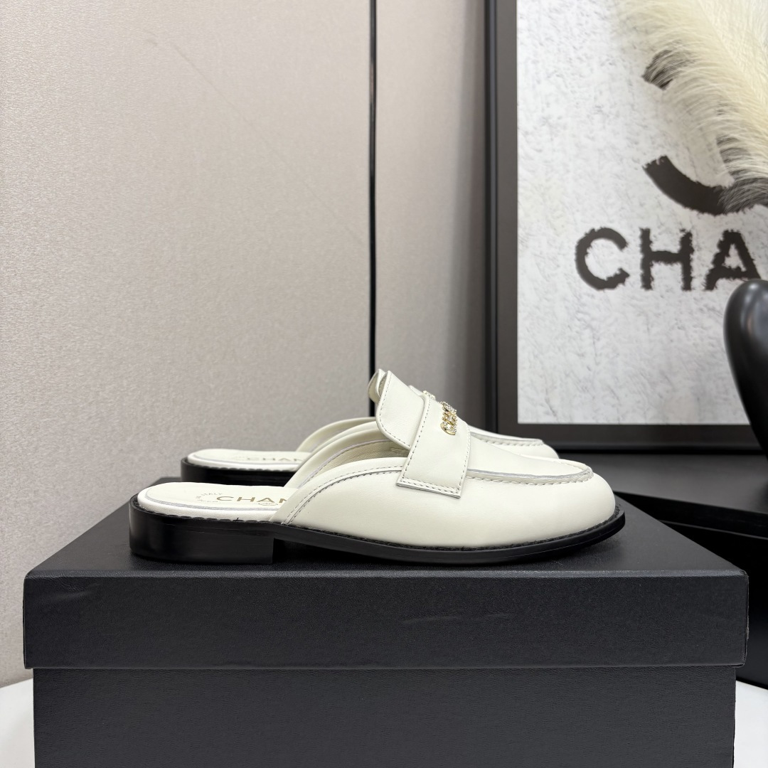 NO:265582,The new Chanel Chanel small diamond buckle letter mark Love lazy half slippers can be worn all year round. No matter when you take it out, it is very high-end and attractive. Shopping and attracting attention!  Easy to wander in commuting and leisure occasions, be a casual and fashionable and elegant woman~ Cowhide/butter, inner lambskin, sole, Italian leather outsole, size 35-39 (40/41 custom made without return and exchange) Half-scroll, loafers, half-scroll, chanel, chanel, loafers, slippers, cowhide, sheepskin, Leather soles19860909春季新款Chanel香奈儿小香钻扣字母标乐福懒人半拖鞋,一年四季皆可穿 不管什么时候拿出来搭配都贼高级耐看 逛街压马路赚足眼球！轻松游走于通勤和休闲场合 做个漫不经心的时髦优雅女子～ 鞋面牛皮/牛油 内里小羊皮 鞋底意大利真皮大底 码数35-39（40/41定制不退换） 半拖单鞋,乐福鞋半拖,chanel,chanel,loafers,slippers,cowhide,sheepskin,Leather soles,Women's Shoes