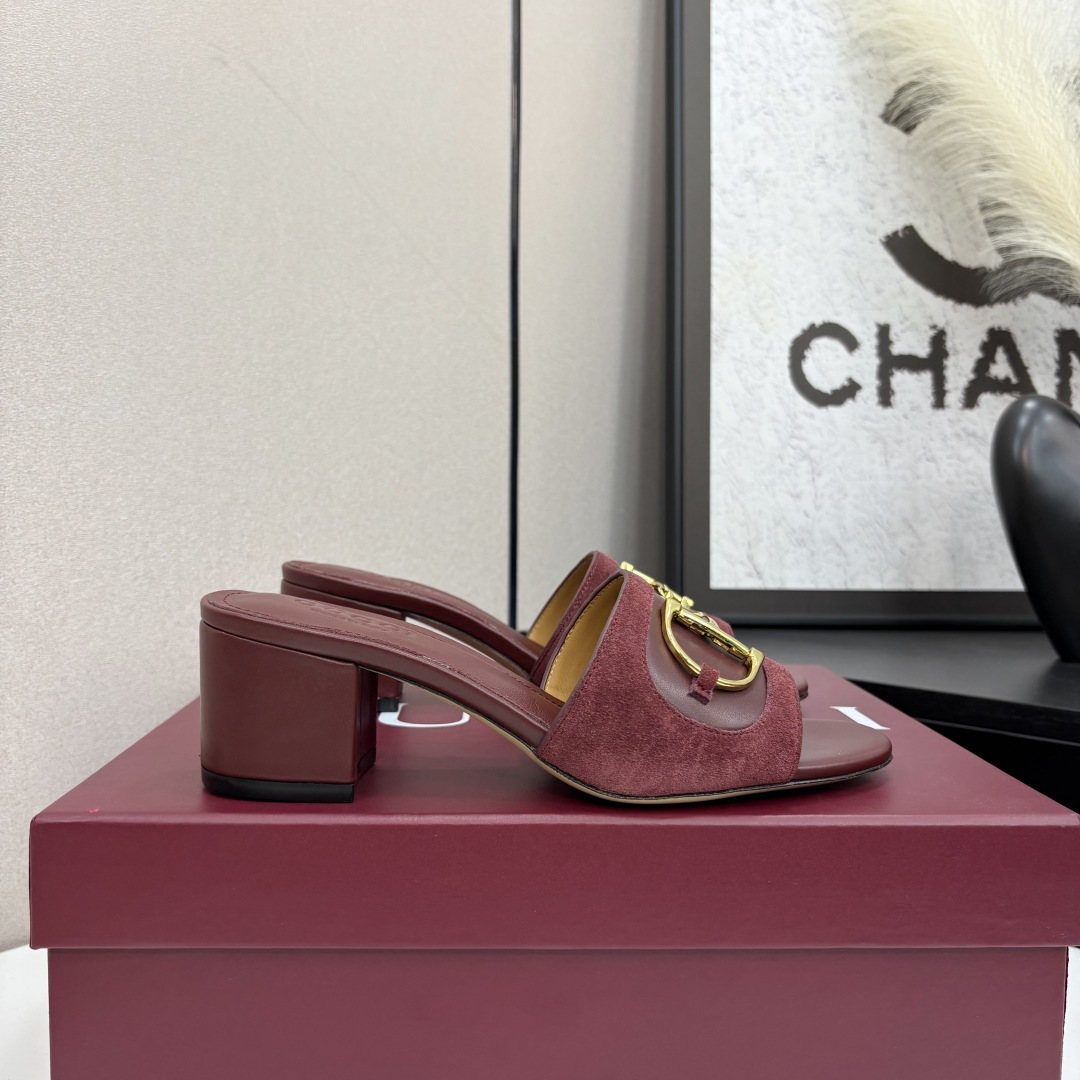 NO:265580,2025 new model Gucci Gucci classic D-shaped buckle horse-biting presbyopia thick-heeled square-heeled slippers retro and fashionable and very versatile. It looks good when worn with various socks. It becomes long legs in seconds. Thick-soled shoes make it look slim and tall. It is super proportional~ The upper is imported cowhide/special fabric. The inner foot pads are all made of sheepskin material. Italian imported cowhide outsole. Heel height is 6cm Size35-39 (customized by 40/41), slippers, gucci, gucci, slippers, cowhide, sheepskin, socks198609092025新款 Gucci古奇古驰经典D字扣马衔扣老花粗跟方跟拼接拖鞋 复古又时髦而且很还百搭 搭配各种袜子穿都好看 秒变大长腿 厚底鞋 显瘦显高 超显比例的哦～ 鞋面采用进口牛皮/特殊布料 内里垫脚均为羊皮材质 意大利进口牛皮大底 跟高6cm Size35-39（40/41定制）,拖鞋,gucci,gucci,slippers,cowhide,sheepskin,socks,Women's Shoes