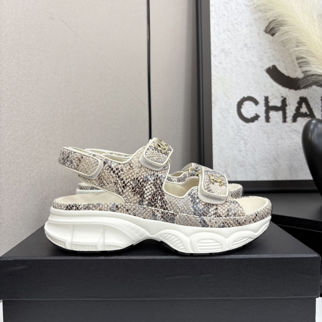 NO:265870,The latest fabrics for spring and summer 2025 - the main promotion of Velcro beach sandals new color series ★★★★★ Many celebrities are here to watch, a versatile series that domestic and foreign bloggers are popular, a must-have for spring and summer wardrobe matching, the first choice for sandals. Upper imported super soft sheepskin inner lining: imported crystal sheepskin inner lining, large sole mold custom tpu Shoe size: 35-39 (40, 41, custom made without return) Delivery luxury latest counter synchronous packaging, slippers sandals, sandals, slippers, sheepskin198609092025春夏最新面料——主推魔术贴沙滩凉鞋新色系列上新 ★★★★★ 众多明星网红上脚,国内外博主刷爆的一个百搭系列,春夏衣橱搭配必备 凉鞋首选. 鞋面进口超柔羊皮  内里: 进口水晶羊皮内里 大底开模定制tpu 鞋码: 35-39（40、41、定做不退换） 配送豪华最新专柜同步包装,拖鞋凉鞋,sandals,slippers,sheepskin,Women's Shoes