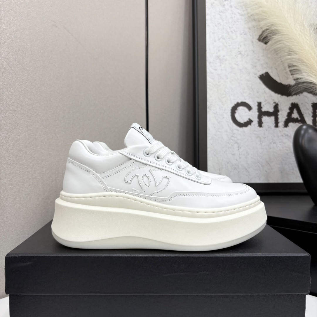 NO:265869,Chanel Chanel Panda Shoes!  Top casual sneakers for the 2025 counter This classic design; the upper is crafted and electric embroidered with various craftsmanship; the sole is fashionable and sporty; it is an extraordinary variety of color matching elements... The diversified mix and match is very beautiful and versatile, casual, fashionable, sports, and outdoors can be taken into account... Go material The upper uses original imported silk cowhide   original tarp   original head cowhide The inner uses original sheepli   net Outsole based on original TPU combination sole The counter is boutique packaging for women 35–41, casual shoes/sports shoes, chanel, chanel, sneakers, cowhide19860909Chanel香奈儿熊猫鞋！2025专柜顶级休闲款运动鞋 这款经典设计；鞋面多种工艺电绣的风格；大底却时尚运动；不平凡的拥入了多种配色元素…… 多元化混搭非常好看百搭,休闲,时尚,运动,户外都能兼顾…… Go 材料 鞋面采用 原版进口头层丝绸牛皮 原版防水布 原版头层牛皮 内里采用 原版羊里 网 大底根据 原版TPU组合大底 专柜精品包装全套女35–41,休闲鞋/运动鞋,chanel,chanel,sneakers,cowhide,Women's Shoes