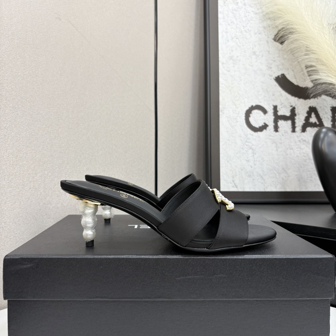 NO:265874,2025★★★★★★ Many celebrities are here to watch, a versatile series that domestic and foreign bloggers are popular with, a must-have for spring and summer wardrobe matching, the first choice for sandals. Diamond design exclusive to fragrant house, cowhide (silk) lining: imported crystal sheepskin lining, original mold-open custom leather sole, shoe size: 35-39 (40, 41, custom-made, no return or exchange) Delivery luxury latest counter synchronous packaging, high heels, slippers, slippers, cowhide, sheepskin, silk fabric, Leather soles198609092025★★★★★ 众多明星网红上脚,国内外博主刷爆的一个百搭系列,春夏衣橱搭配必备 凉拖首选.菱格设计香家专属 鞋面牛皮（绸缎）  内里: 进口水晶羊皮内里 大底原版开模定制真皮大底 鞋码: 35-39（40、41、定做不退换） 配送豪华最新专柜同步包装,高跟鞋拖鞋,chanel,high heels,slippers,cowhide,sheepskin,silk fabric,Leather soles,Women's Shoes