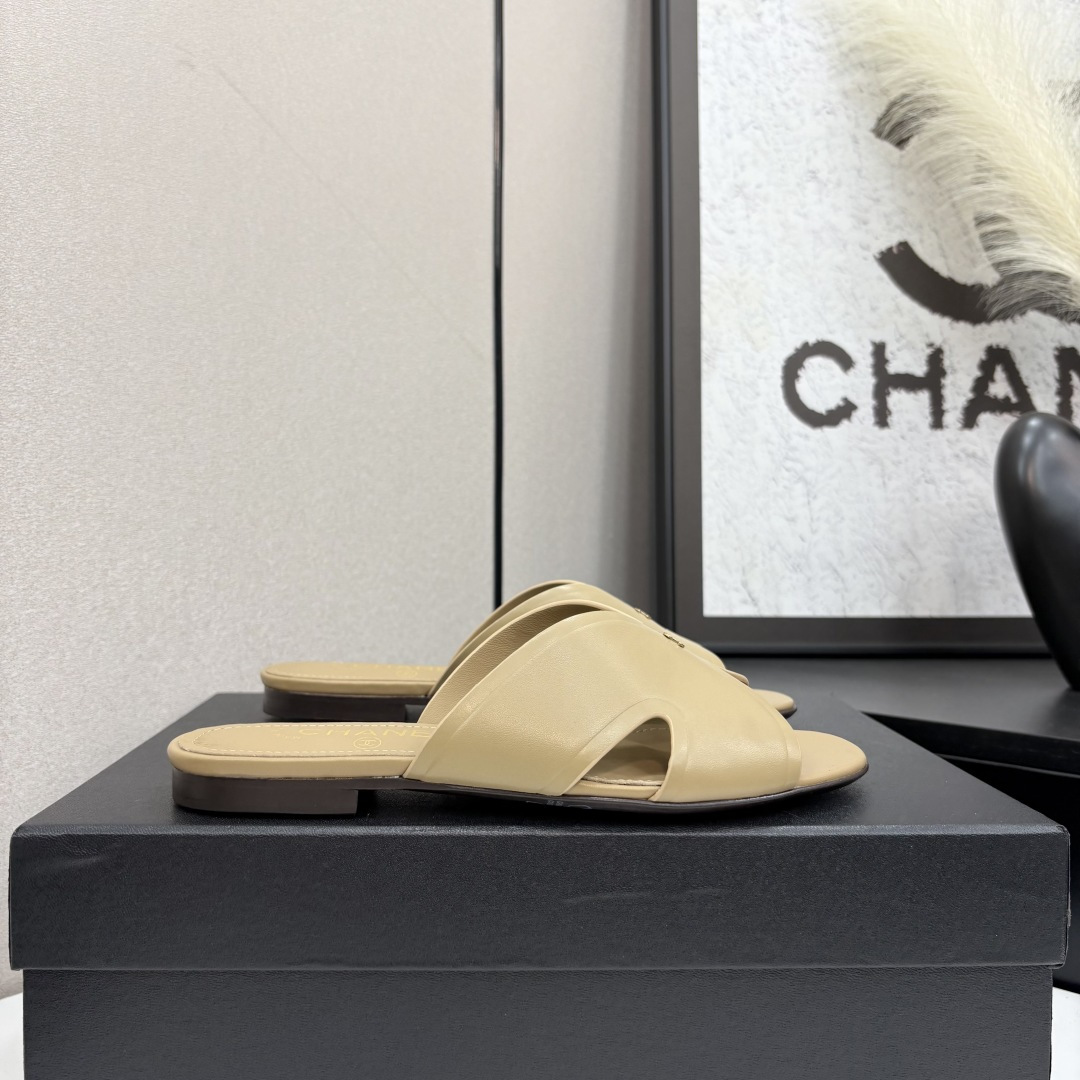 NO:265871,★★★★★★ Many celebrities are popular with a versatile series that domestic and foreign bloggers are popular. A must-have for spring and summer wardrobe matching. The first choice for sandals. Diamond design exclusive to fragrant house. Upper cowhide. Inner: imported crystal sheepskin inner lining. Original mold-open custom leather sole. Shoe size: 35-39 (40, 41, custom-made, no return or exchange) Delivery luxury latest counter synchronous packaging. Flat heels, slippers, chanel, slippers, cowhide, sheepskin, Leather soles19860909★★★★★ 众多明星网红上脚,国内外博主刷爆的一个百搭系列,春夏衣橱搭配必备 凉拖首选.菱格设计香家专属 鞋面牛皮  内里: 进口水晶羊皮内里 大底原版开模定制真皮大底 鞋码: 35-39（40、41、定做不退换） 配送豪华最新专柜同步包装 平底高跟,拖鞋,chanel,slippers,cowhide,sheepskin,Leather soles,Women's Shoes