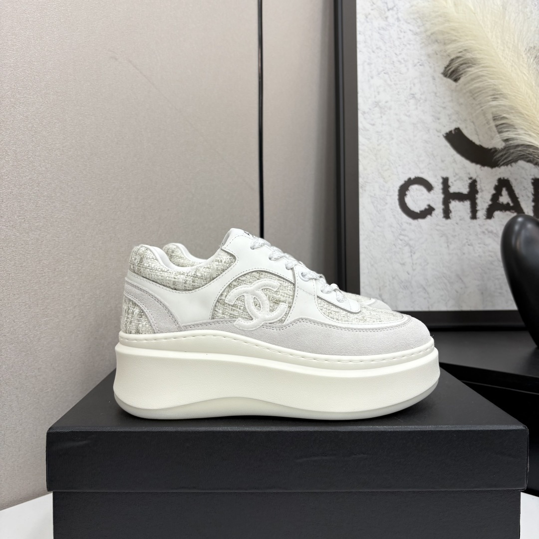 NO:414654,Chanel Chanel Panda Shoes!  Top casual sneakers for the 2025 counter This classic design; the upper is crafted and electric embroidered with various craftsmanship; the sole is fashionable and sporty; it is an extraordinary and has incorporated a variety of color matching elements... The diversified mix and match is very beautiful and versatile, casual, fashionable, sports, and outdoors can be taken into account... Go material The upper is made of original imported silk cowhide + original tarp + original head cowhide The inner part is made of original sheepli + net Outsole based on original TPU combination sole The counter is made of high-quality packaging for women 35–41, casual shoes/sports shoes, chanel, chanel, sneakers, cowhide19860909Chanel香奈儿熊猫鞋！2025专柜顶级休闲款运动鞋 这款经典设计；鞋面多种工艺电绣的风格；大底却时尚运动；不平凡的拥入了多种配色元素…… 多元化混搭非常好看百搭,休闲,时尚,运动,户外都能兼顾…… Go 材料 鞋面采用 原版进口头层丝绸牛皮+原版防水布+原版头层牛皮 内里采用 原版羊里+网 大底根据 原版TPU组合大底 专柜精品包装全套女35–41,休闲鞋/运动鞋,chanel,chanel,sneakers,cowhide,Women's Shoes