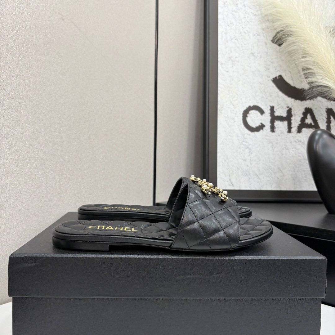 NO:266431,a Chanel's most flat-sole diamond-shaped slippers in spring and summer. The counter is simply snatched up. The photos on major social platforms are popular. This episode's catwalk style is definitely too handsome and is definitely the hottest style of this season. The counter fairies are really too aware of the goods. They don't stick to their feet and will not scratch their feet. The texture is very soft and comfortable. Classic black and white combination, super versatile. 1 fabric: mixed-bred sheepskin 2 inner lining: environmentally friendly mixed-bred sheepskin 3 soles: genuine leather soles 4 heel height: 2cm 5 size 35-39 (40.41 fixed), slippers, chanel, slippers, sheepskin, Leather soles19860909a 香奈儿25春夏最平底菱格拖鞋 专柜简直疯抢了,各大社交平台热门晒图,这期的走秀款绝对太帅了,绝对是这一季最热门的款式,专柜仙女们真的太识货了,不卡脚也不会磨脚,质感上脚是非常柔软舒服的.经典的黑白配,超级百搭. 1面料:混种羊皮 2内里:环保混种羊皮 3大底:真皮大底 4跟高:2cm 5码数35-39（40.41定）,拖鞋,chanel,slippers,sheepskin,Leather soles,Women's Shoes