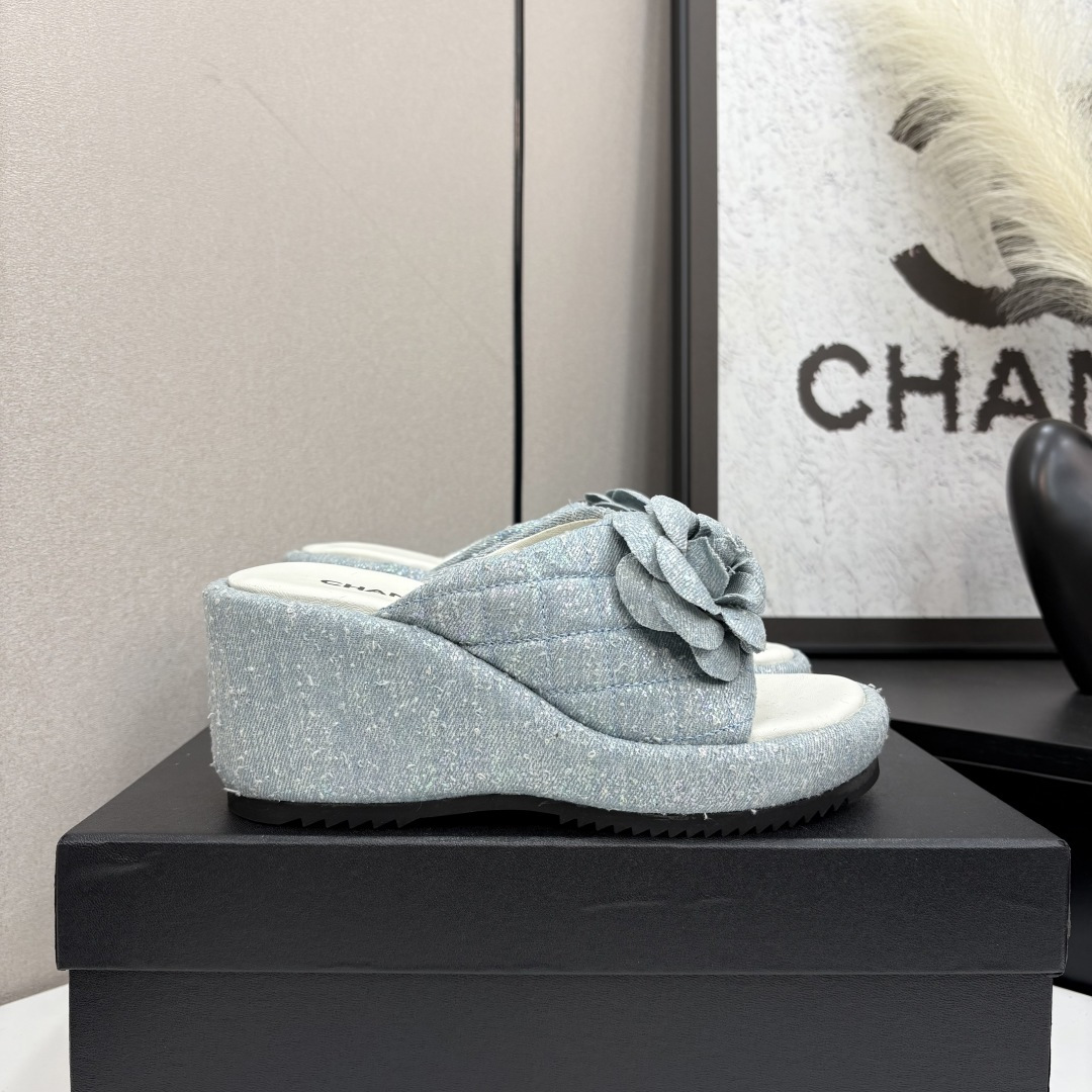 NO:266427,25Ss spring and summer new Chanel small fragrance Chanel camellia thick-soled heeled flip-flops C home classic camellia design, gentle style and grasp it!  The atmosphere that should be in summer. A must-have item for flip-flops, lazy and comfortable to wear!  Denim upper inner foot pad sheepskin heel height 8cm back height, front height 3.5cm rubber sole size 35-39 (40,41 custom made without return), slippers, chanel, chanel, chanel, slippers, sheepskin1986090925Ss春夏新款Chanel小香香奈儿山茶花厚底坡跟一字拖鞋 C家经典山茶花设计,温柔风一整个拿捏了！夏天该有的气息 一字拖必备单品,上脚慵懒舒适！ 鞋面牛仔布 内里垫脚羊皮 跟高后高8cm,前高3.5cm 鞋底橡胶底 码数35-39（40,41定制不退换）,拖鞋,chanel,chanel,chanel,slippers,sheepskin,Women's Shoes