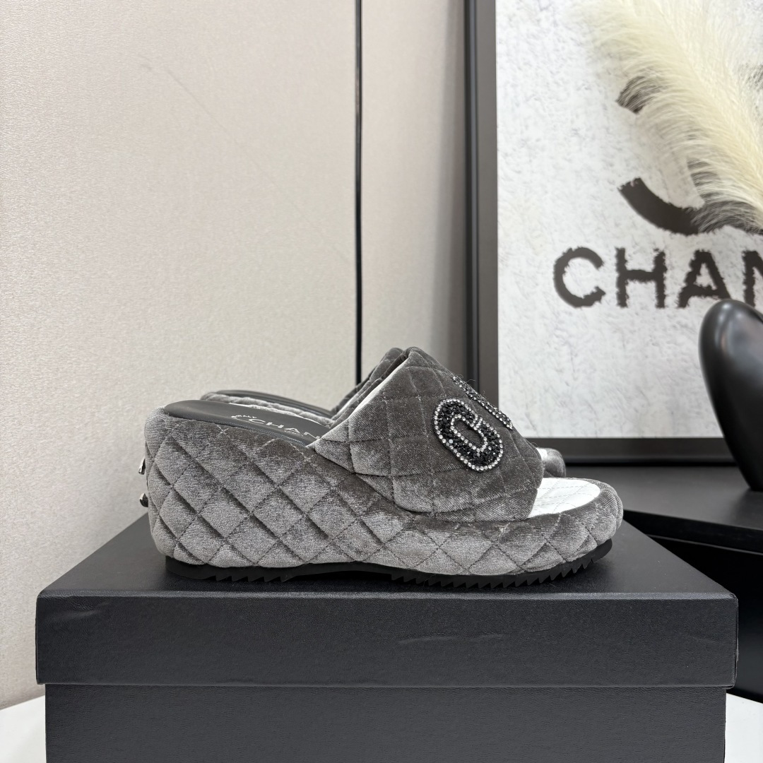NO:266430,25Ss spring and summer new Chanel small chanel thick-soled heeled slippers C family classic, gentle style, and you can control it all! 夏天该有的气息 一字拖必备单品,上脚慵懒舒适！  Velvet upper inner foot pad sheepskin heel height 8cm back height, front height 3.5cm rubber sole size 35-39 (40,41 custom made without return or exchange), slippers, chanel, chanel, chanel, slippers, sheepskin1986090925Ss春夏新款Chanel小香香奈儿厚底坡跟一字拖鞋 C家经典,温柔风一整个拿捏了！夏天该有的气息 一字拖必备单品,上脚慵懒舒适！ 鞋面天鹅绒 内里垫脚羊皮 跟高后高8cm,前高3.5cm 鞋底橡胶底 码数35-39（40,41定制不退换）,拖鞋,chanel,chanel,chanel,slippers,sheepskin,Women's Shoes