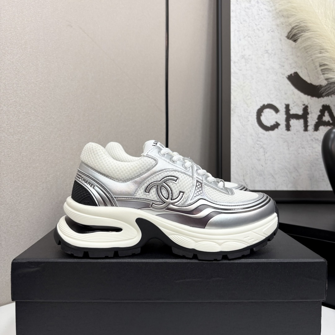 NO:266424,Chanel Chanel Panda Shoes!  Top casual sneakers for the 2025 counter This classic design; the upper is crafted and electric embroidered with various craftsmanship; the sole is fashionable and sporty; it is an extraordinary and has incorporated a variety of color matching elements... The diversified mix and match is very beautiful and versatile, casual, fashionable, sports, and outdoors can be taken into account... Go material The upper is made of original imported silk cowhide   original tarp   original head cowhide The inner part is made of original sheepli   net Outsole based on original TPU combination sole The counter is made of high-quality packaging for women 35–41, casual shoes/sports shoes, chanel, chanel, sneakers, cowhide19860909Chanel香奈儿熊猫鞋！2025专柜顶级休闲款运动鞋 这款经典设计；鞋面多种工艺电绣的风格；大底却时尚运动；不平凡的拥入了多种配色元素…… 多元化混搭非常好看百搭,休闲,时尚,运动,户外都能兼顾…… Go 材料 鞋面采用 原版进口头层丝绸牛皮 原版防水布 原版头层牛皮 内里采用 原版羊里 网 大底根据 原版TPU组合大底 专柜精品包装全套女35–41,休闲鞋/运动鞋,chanel,chanel,sneakers,cowhide,Women's Shoes