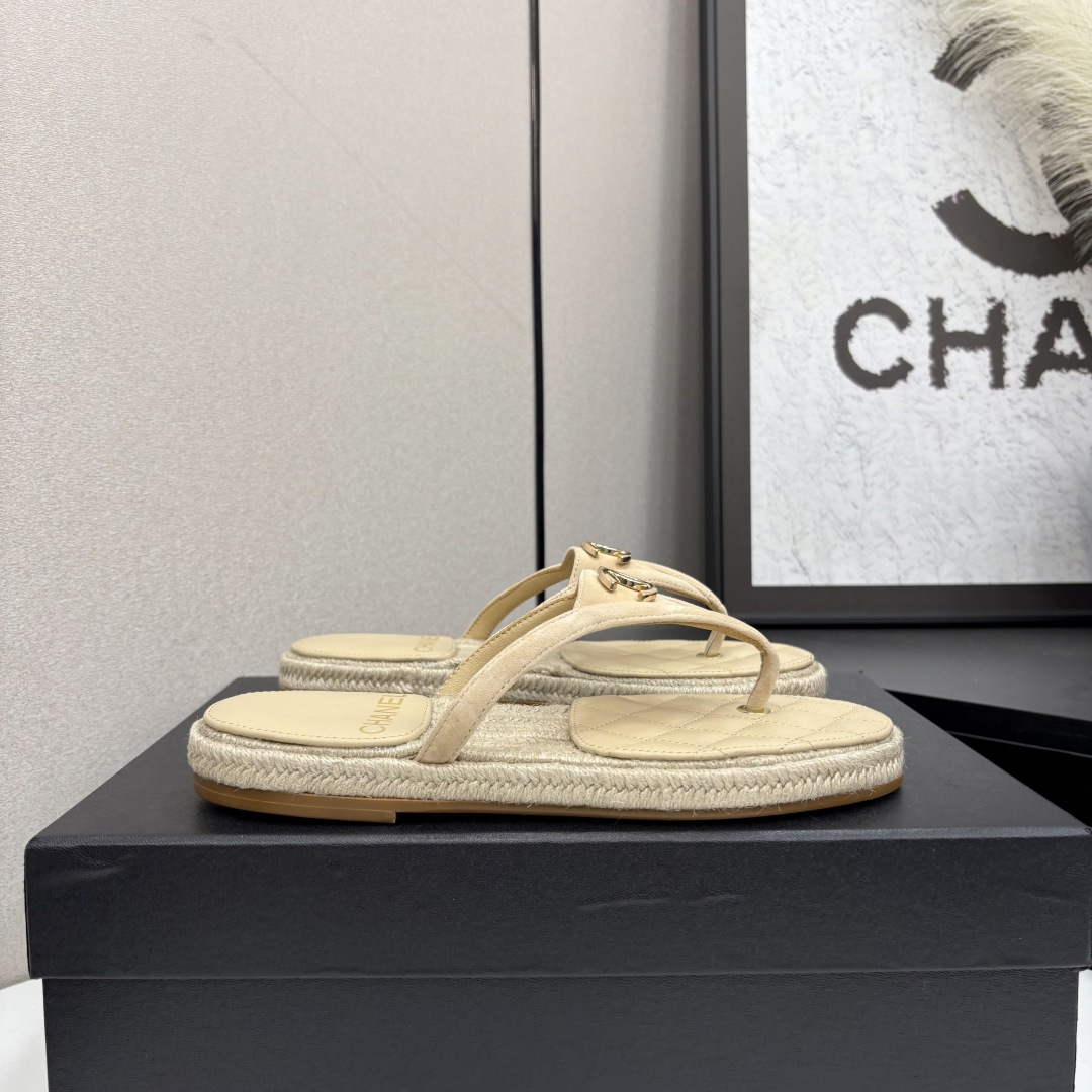 NO:414648,2025★★★★★★ Many celebrities are here to watch, a versatile series that domestic and foreign bloggers are popular with, a must-have for spring and summer wardrobe matching, the first choice for sandals. Diamond design exclusive to Xiangjia, upper sheepskin, inner lining: imported crystal sheepskin, original mold-open custom rubber sole, shoe size: 35-39 (40, 41, customized, non-return and exchange) Delivery luxury latest counter synchronous packaging, split-toe shoes, chanel, sheepskin198609092025★★★★★ 众多明星网红上脚,国内外博主刷爆的一个百搭系列,春夏衣橱搭配必备 凉拖首选.菱格设计香家专属 鞋面羊皮  内里: 进口水晶羊皮内里 大底原版开模定制橡胶大底 鞋码: 35-39（40、41、定做不退换） 配送豪华最新专柜同步包装,分趾鞋,chanel,sheepskin,Women's Shoes