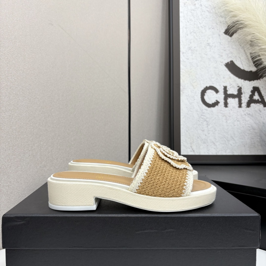 NO:414635,2025★★★★★★ Many celebrities are here to watch, a versatile series that domestic and foreign bloggers are popular with, a must-have for spring and summer wardrobe matching, the first choice for sandals. Diamond design exclusive to fragrant home, upper knitted lining: imported crystal sheepskin inner lining, original mold-open custom leather sole, shoe size: 35-39 (40, 41, custom made without return) Delivery luxury latest counter synchronous packaging, slippers, chanel, slippers, sheepskin, Leather soles198609092025★★★★★ 众多明星网红上脚,国内外博主刷爆的一个百搭系列,春夏衣橱搭配必备 凉拖首选.菱格设计香家专属 鞋面针织  内里: 进口水晶羊皮内里 大底原版开模定制真皮大底 鞋码: 35-39（40、41、定做不退换） 配送豪华最新专柜同步包装,拖鞋,chanel,slippers,sheepskin,Leather soles,Women's Shoes